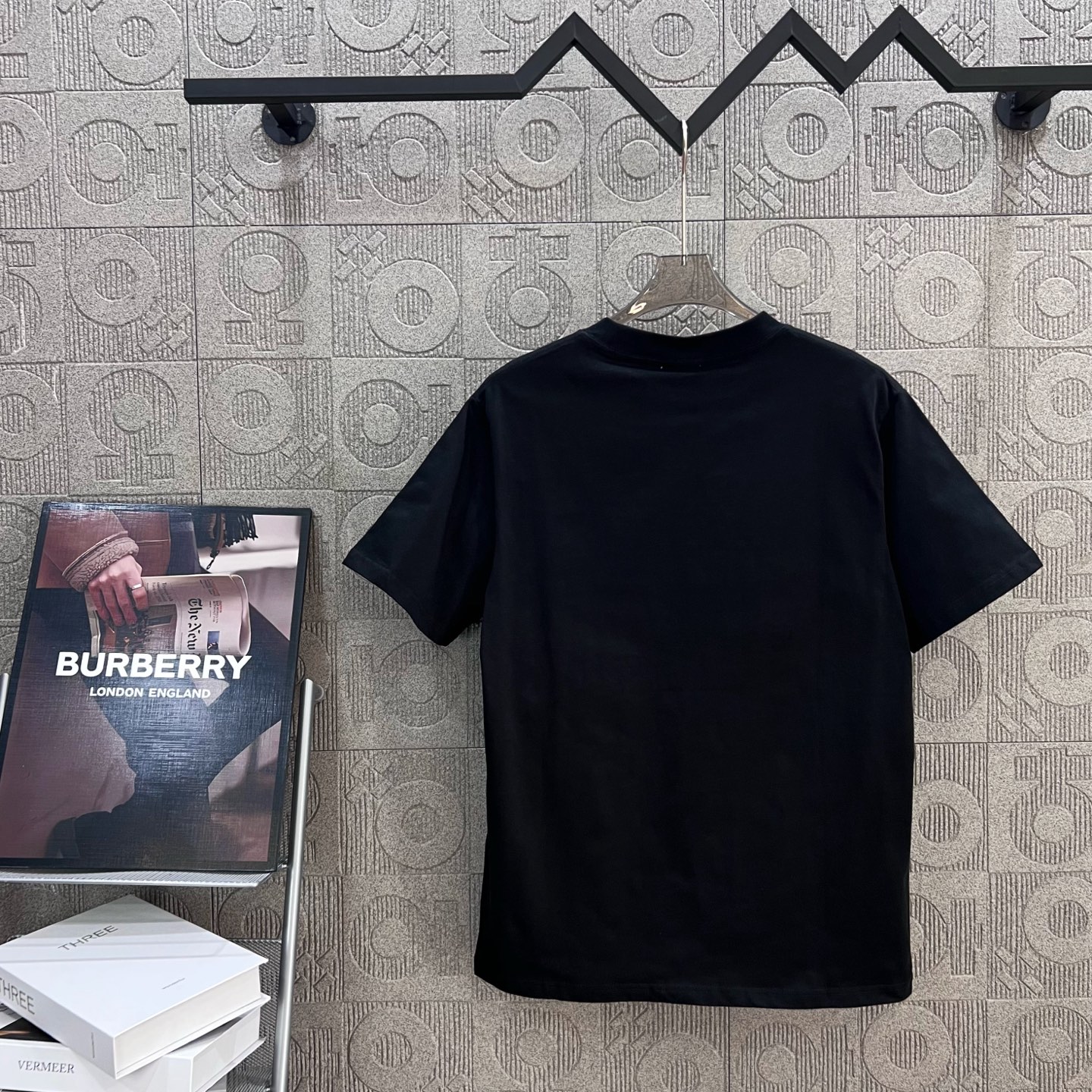    
  BURBERRY 巴宝莉 战马马术印花
Logo标识精致升级，灵感源自八十年代复古
原版面料