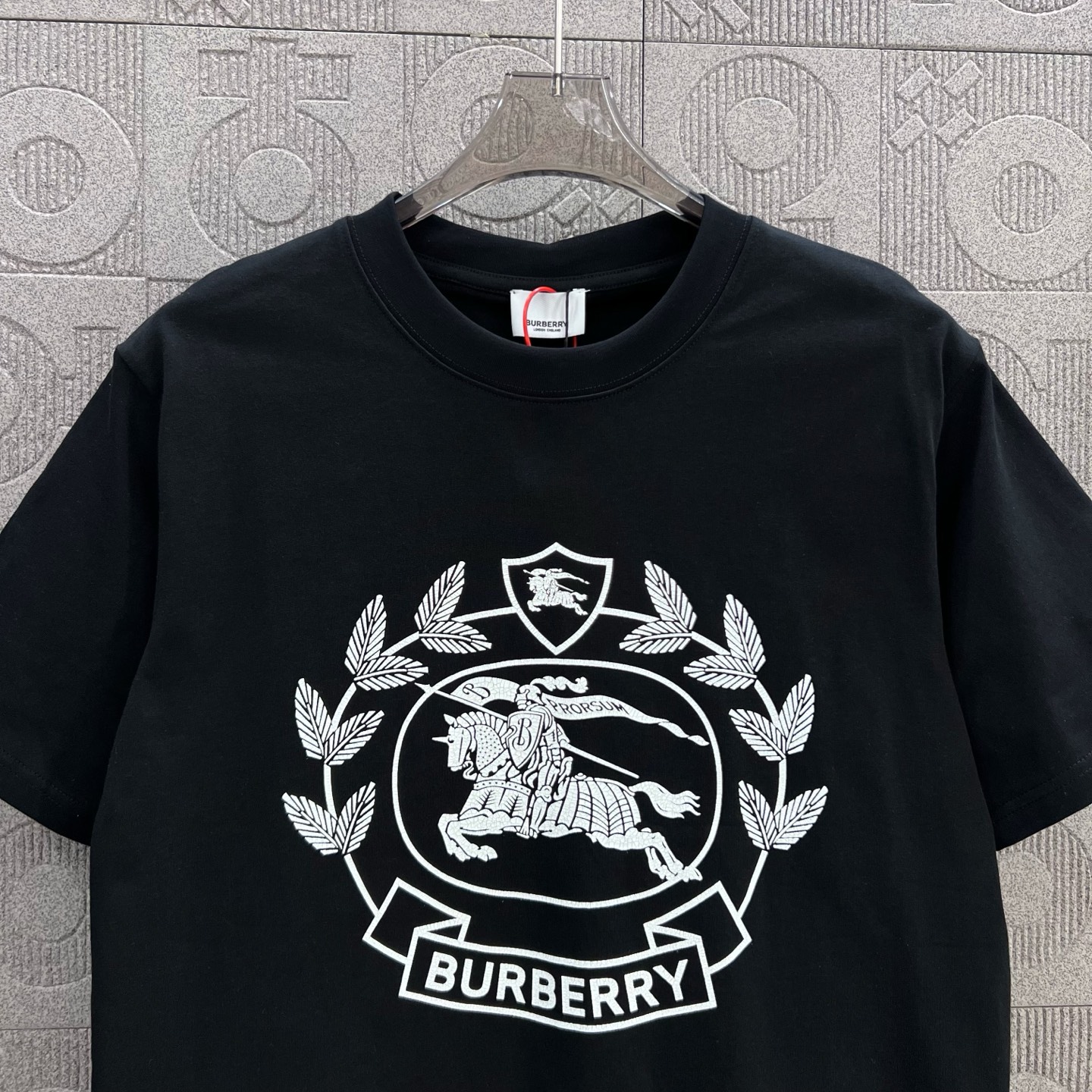    
  BURBERRY 巴宝莉 战马马术印花
Logo标识精致升级，灵感源自八十年代复古
原版面料