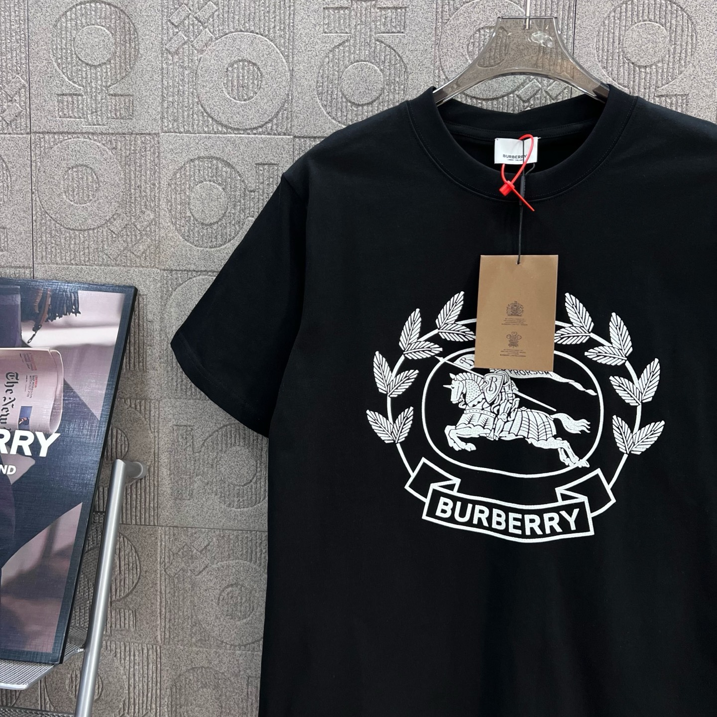    
  BURBERRY 巴宝莉 战马马术印花
Logo标识精致升级，灵感源自八十年代复古
原版面料