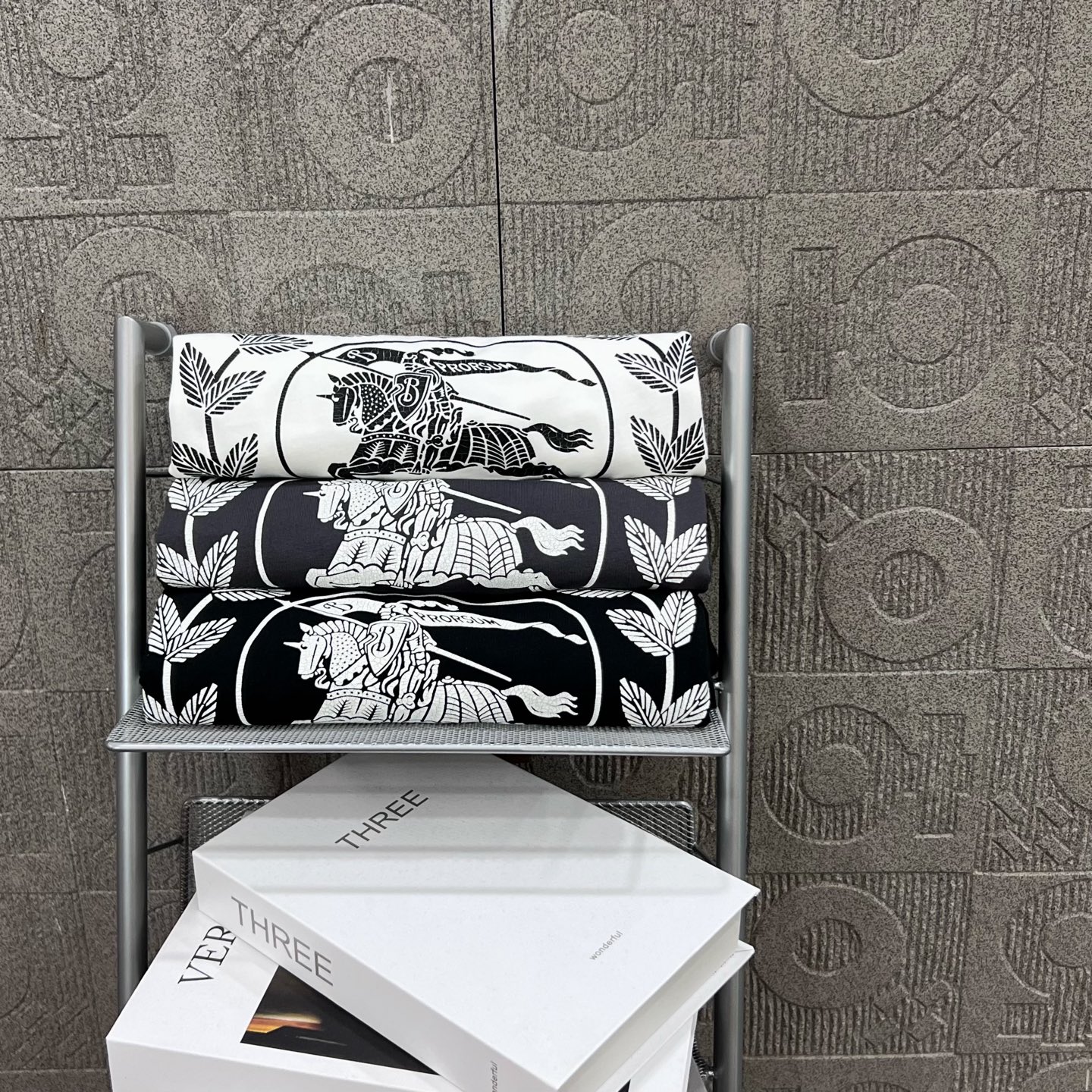    
  BURBERRY 巴宝莉 战马马术印花
Logo标识精致升级，灵感源自八十年代复古
原版面料