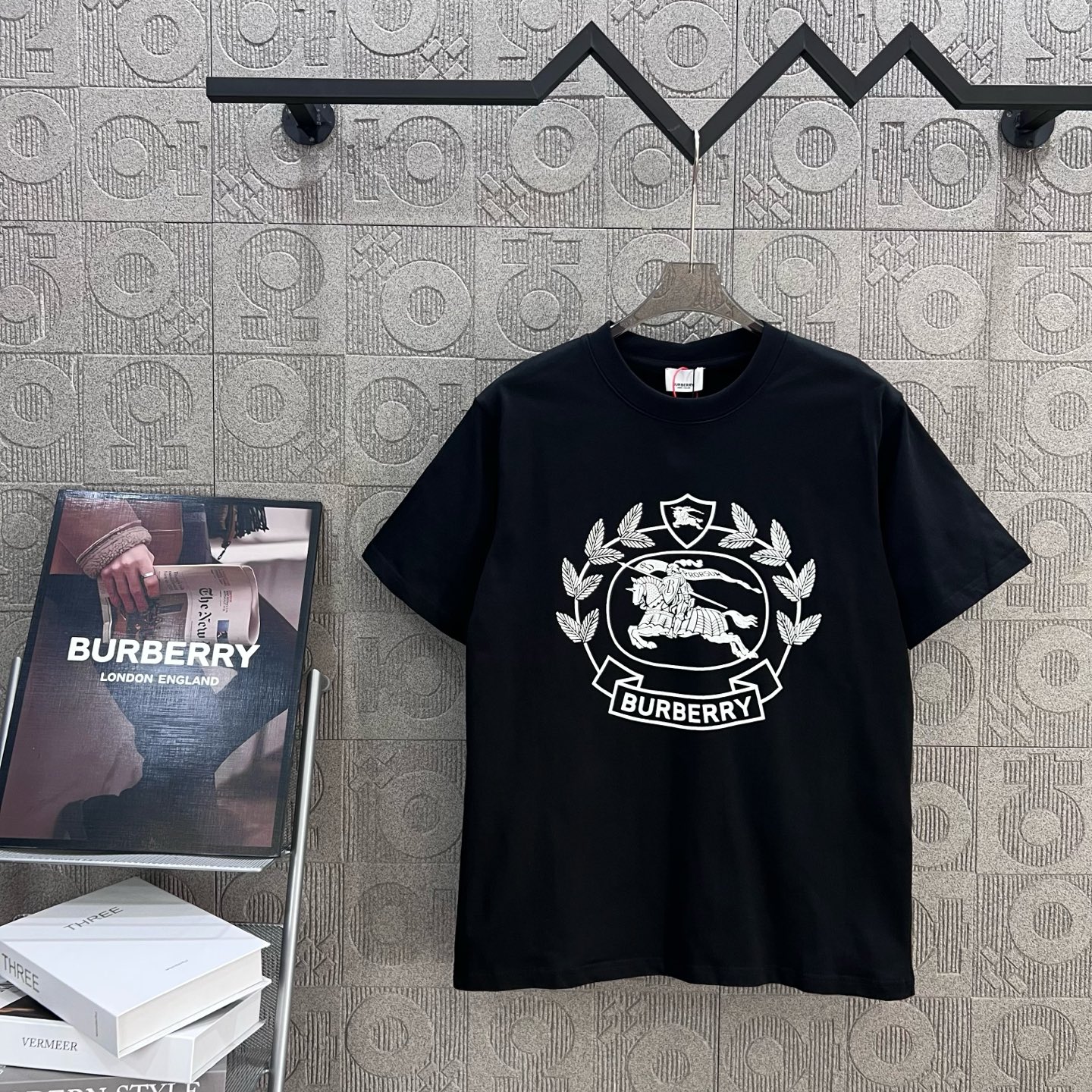    
  BURBERRY 巴宝莉 战马马术印花
Logo标识精致升级，灵感源自八十年代复古
原版面料