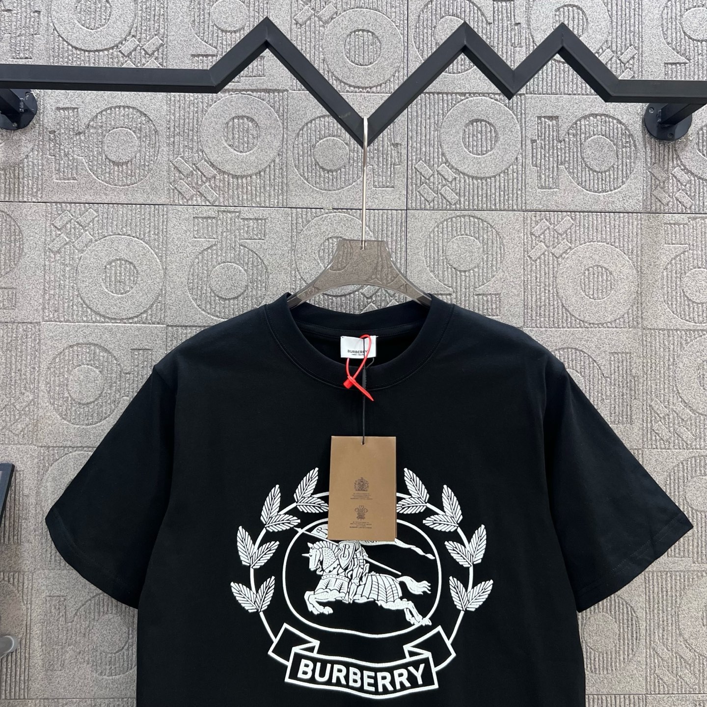    
  BURBERRY 巴宝莉 战马马术印花
Logo标识精致升级，灵感源自八十年代复古
原版面料