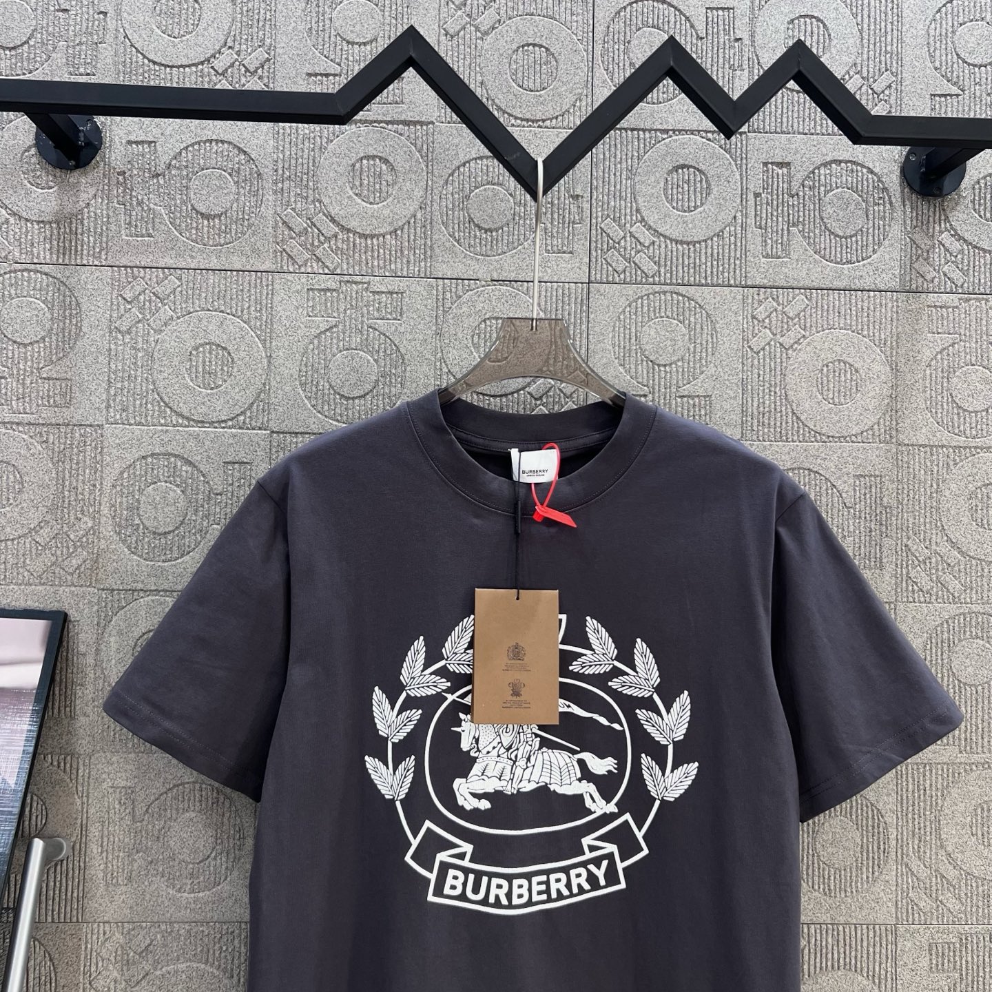    
  BURBERRY 巴宝莉 战马马术印花
Logo标识精致升级，灵感源自八十年代复古
原版面料