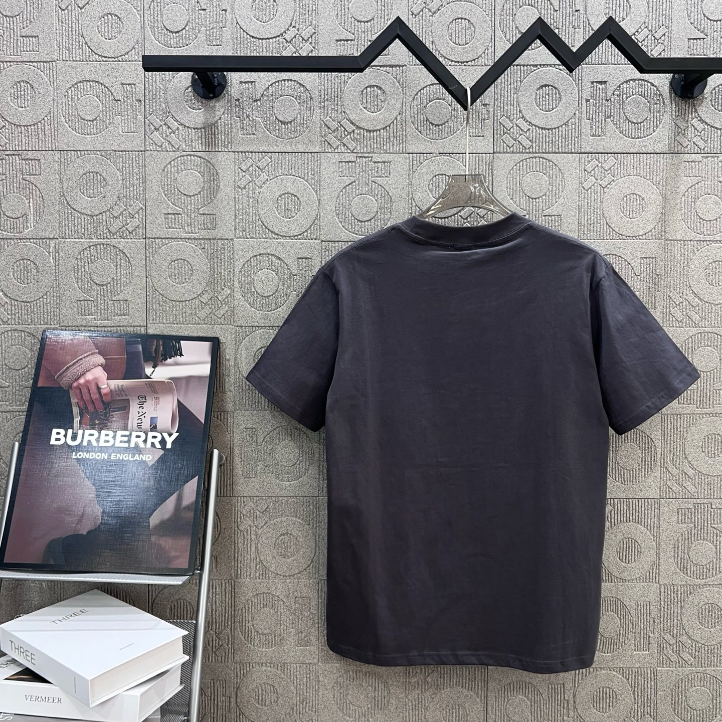    
  BURBERRY 巴宝莉 战马马术印花
Logo标识精致升级，灵感源自八十年代复古
原版面料