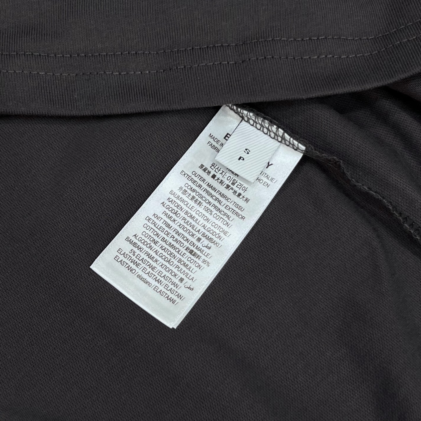    
  BURBERRY 巴宝莉 战马马术印花
Logo标识精致升级，灵感源自八十年代复古
原版面料