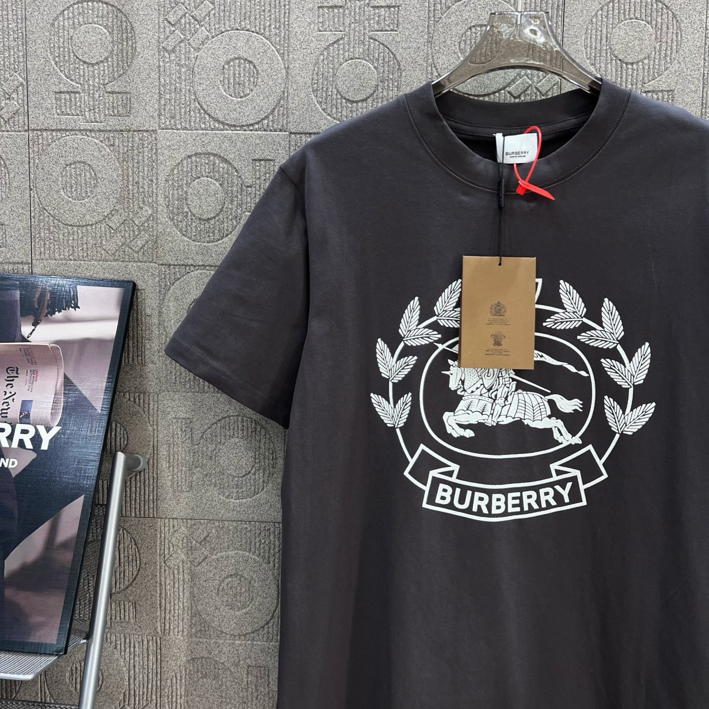    
  BURBERRY 巴宝莉 战马马术印花
Logo标识精致升级，灵感源自八十年代复古
原版面料