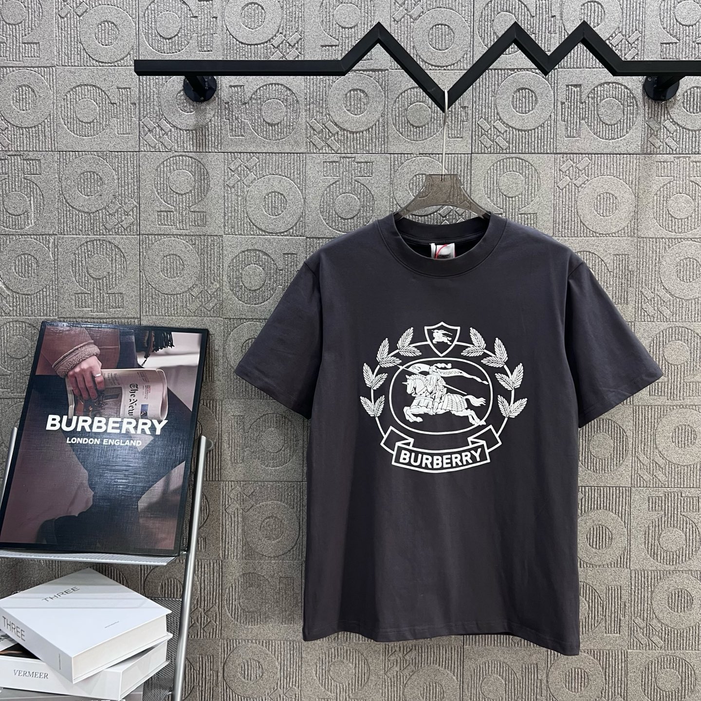    
  BURBERRY 巴宝莉 战马马术印花
Logo标识精致升级，灵感源自八十年代复古
原版面料