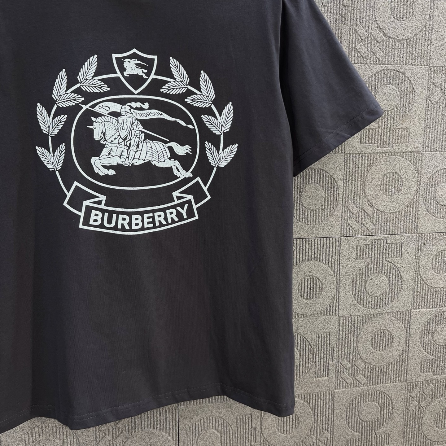   
  BURBERRY 巴宝莉 战马马术印花
Logo标识精致升级，灵感源自八十年代复古
原版面料
