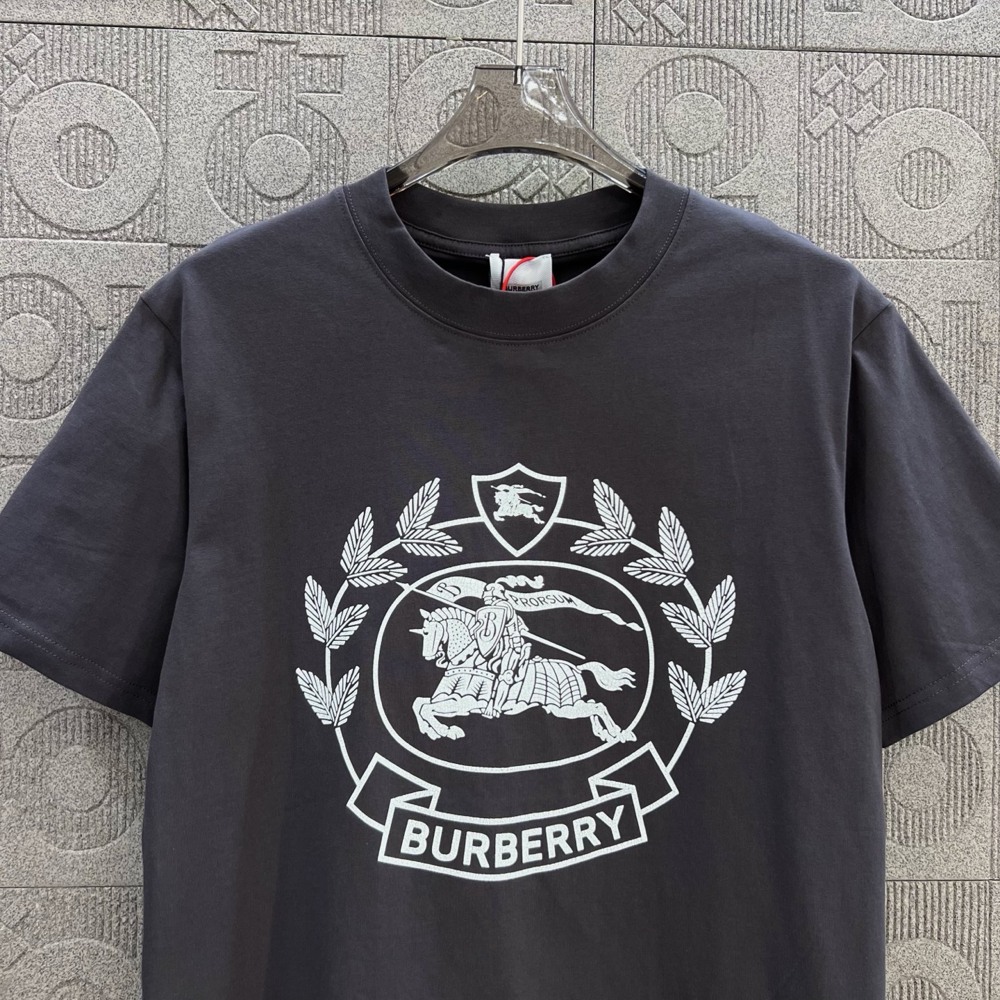    
  BURBERRY 巴宝莉 战马马术印花
Logo标识精致升级，灵感源自八十年代复古
原版面料