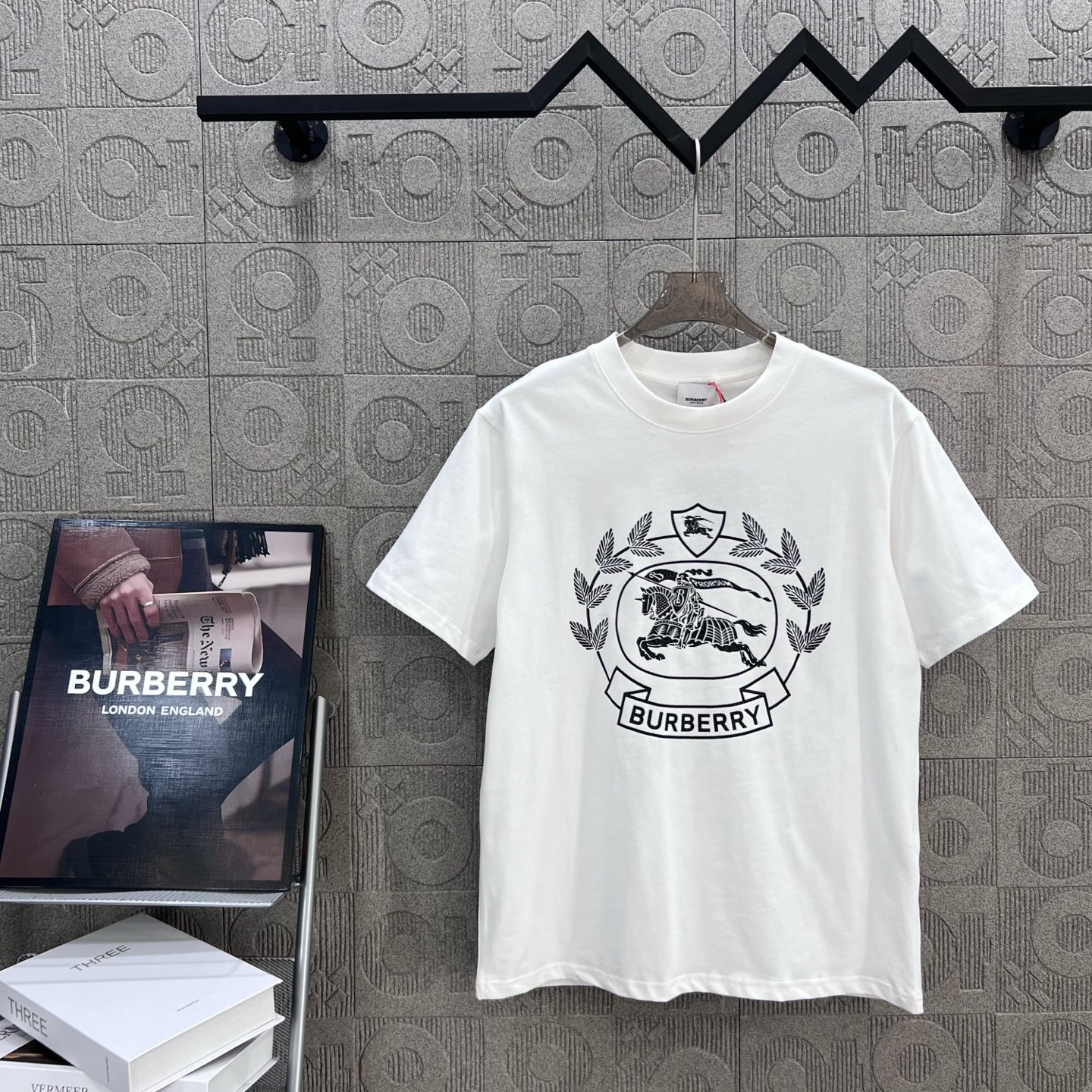    
  BURBERRY 巴宝莉 战马马术印花
Logo标识精致升级，灵感源自八十年代复古
原版面料