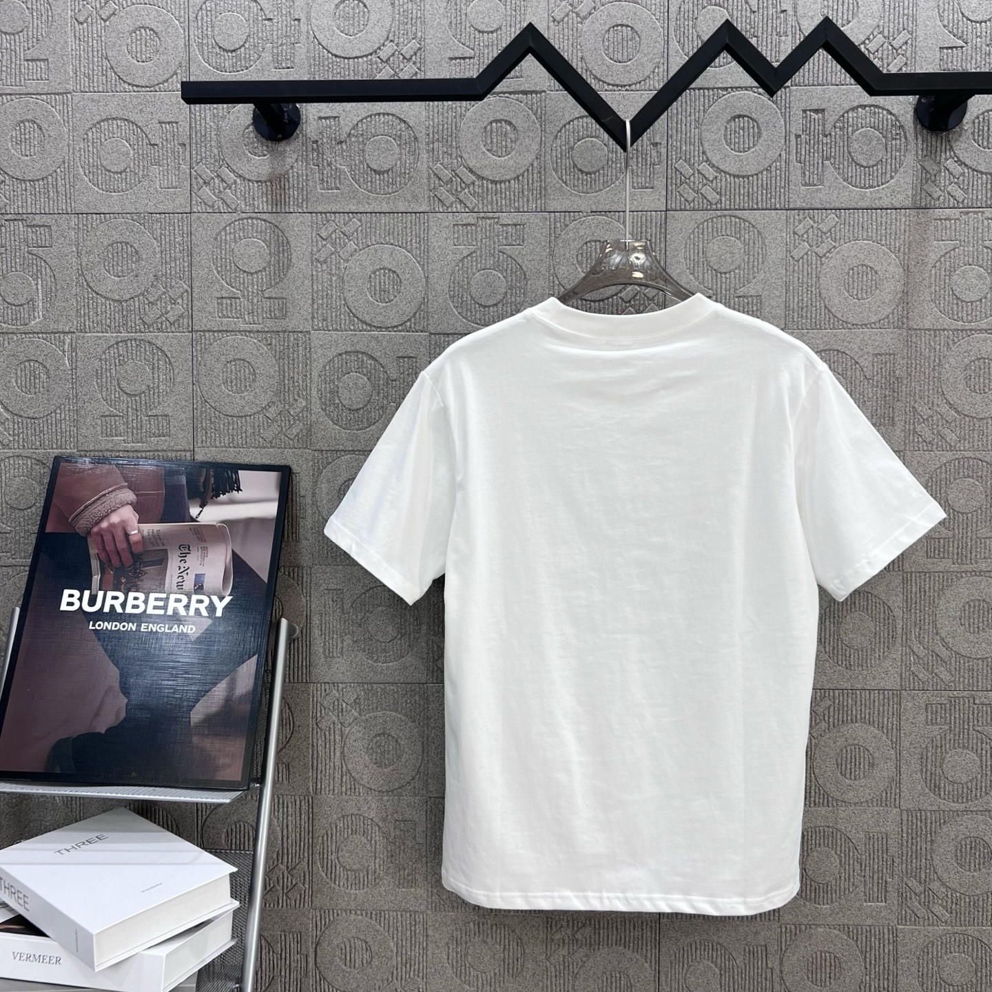    
  BURBERRY 巴宝莉 战马马术印花
Logo标识精致升级，灵感源自八十年代复古
原版面料
