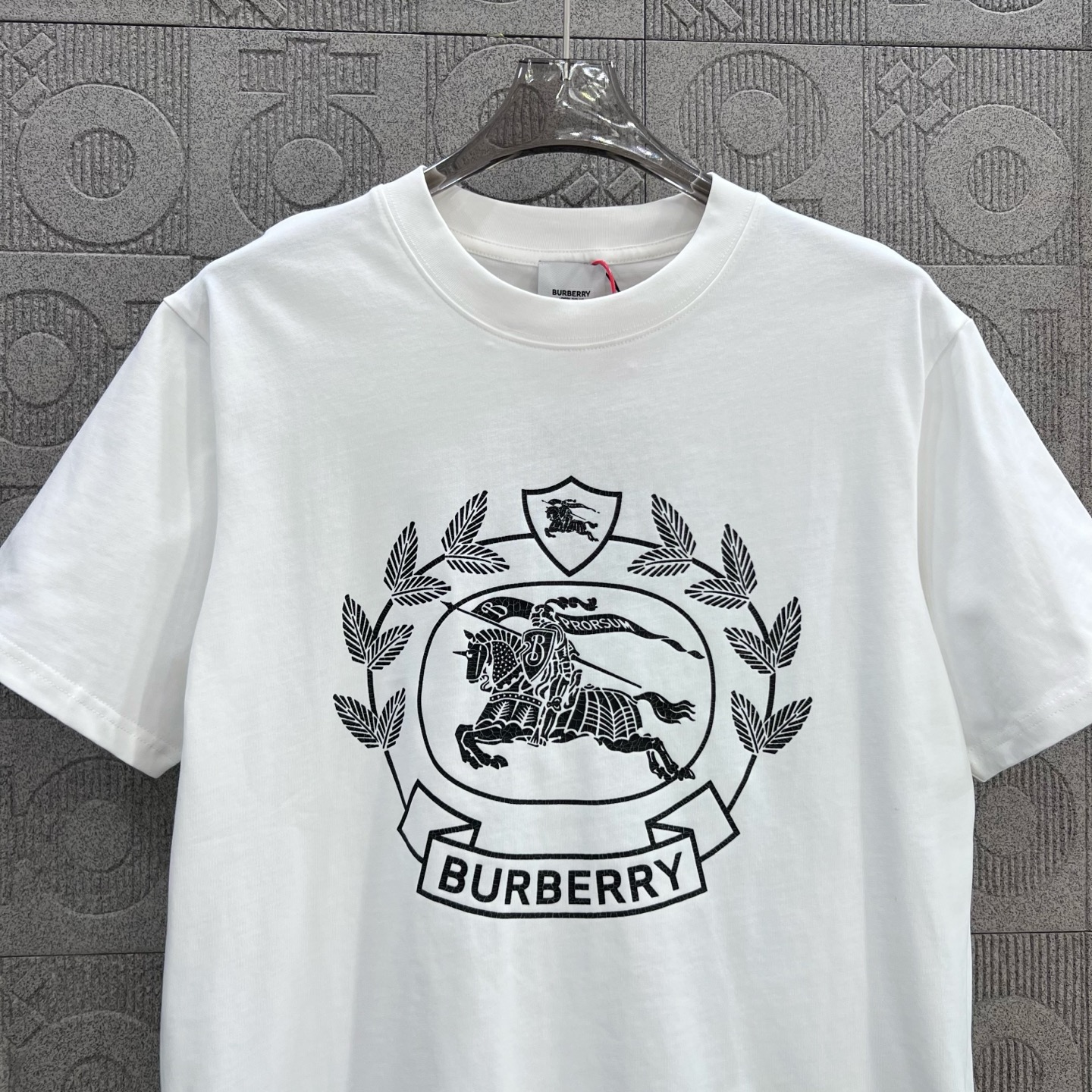    
  BURBERRY 巴宝莉 战马马术印花
Logo标识精致升级，灵感源自八十年代复古
原版面料