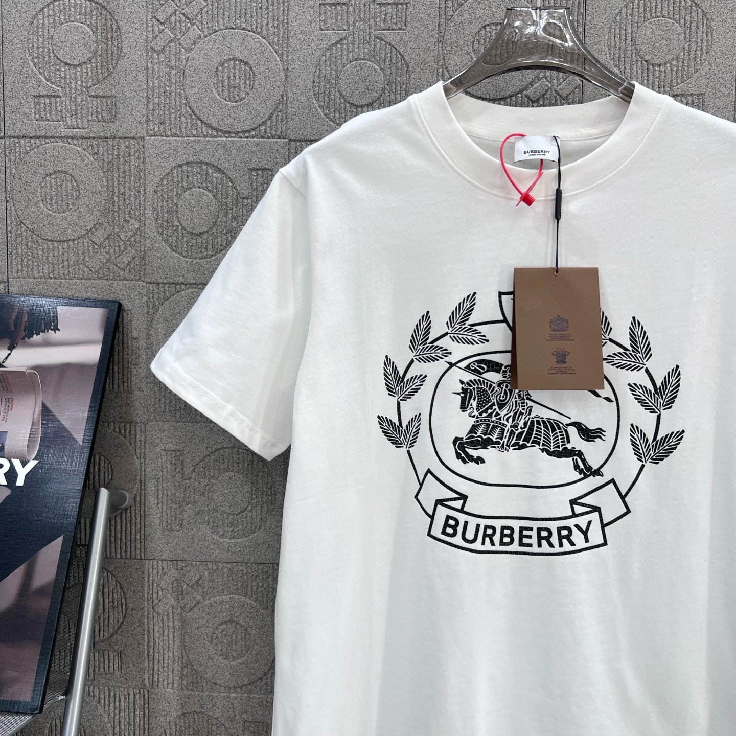    
  BURBERRY 巴宝莉 战马马术印花
Logo标识精致升级，灵感源自八十年代复古
原版面料