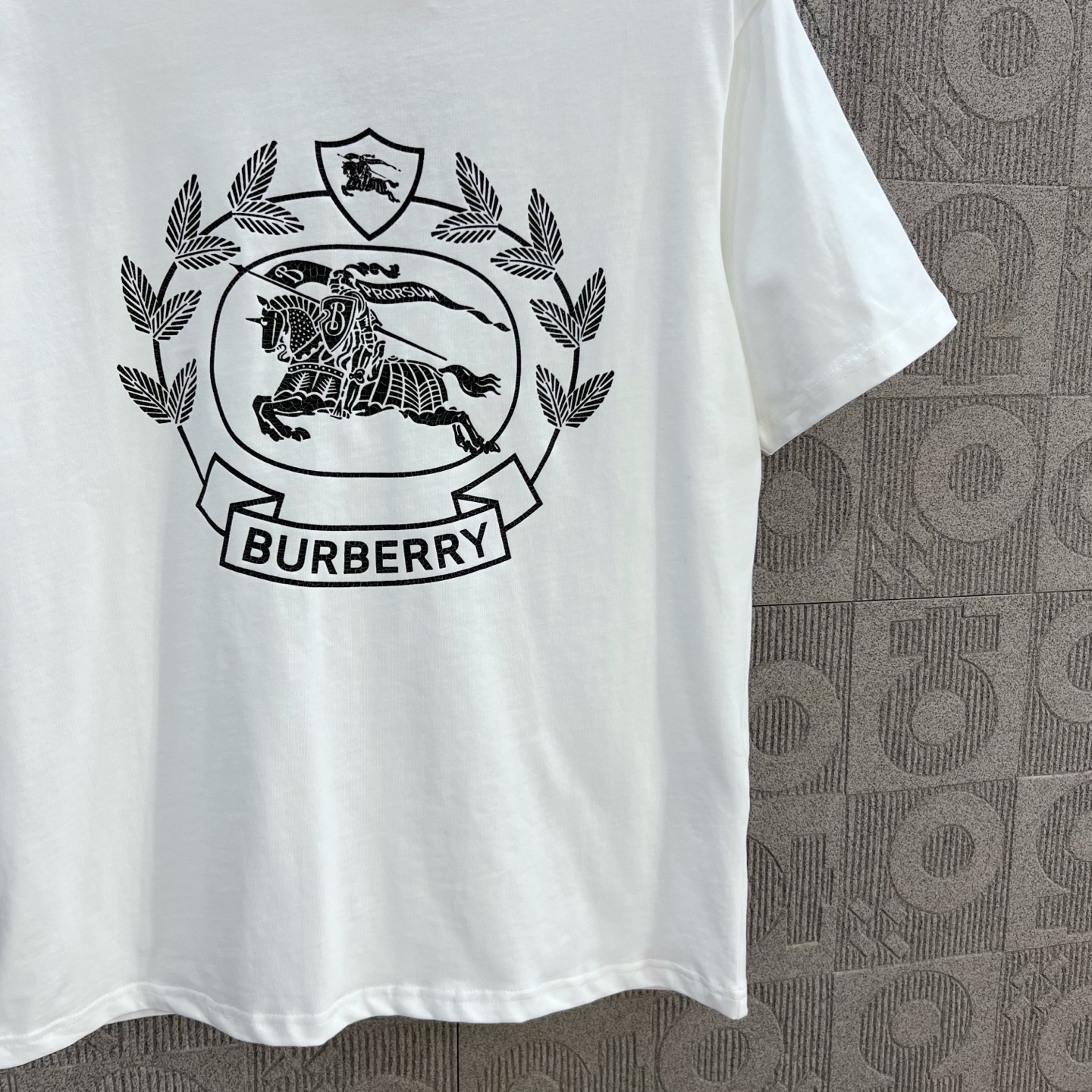    
  BURBERRY 巴宝莉 战马马术印花
Logo标识精致升级，灵感源自八十年代复古
原版面料