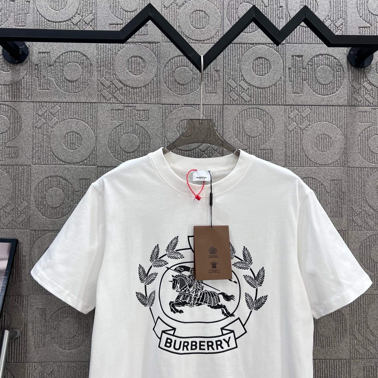    
  BURBERRY 巴宝莉 战马马术印花
Logo标识精致升级，灵感源自八十年代复古
原版面料