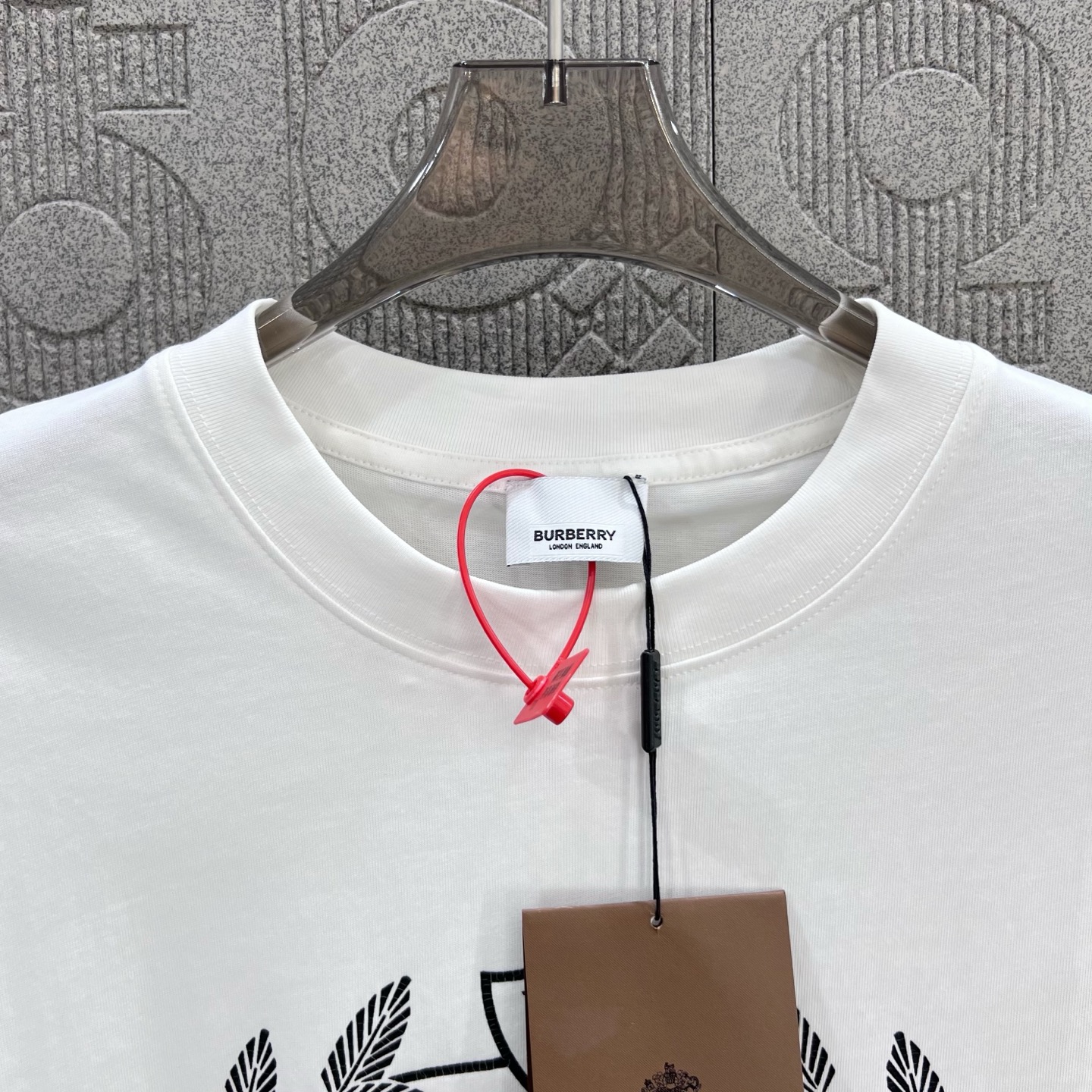    
  BURBERRY 巴宝莉 战马马术印花
Logo标识精致升级，灵感源自八十年代复古
原版面料