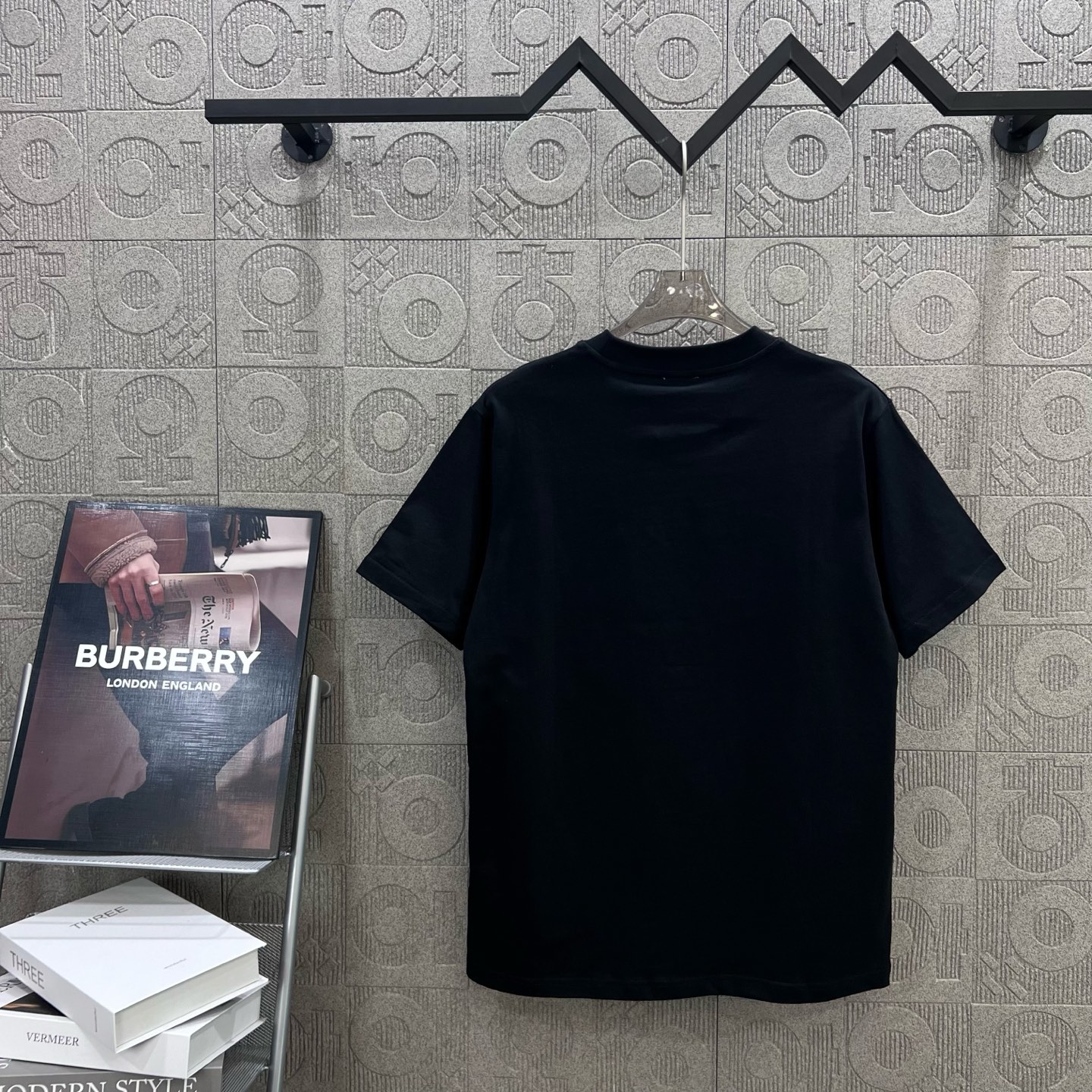    
  BURBERRY 巴宝莉 红色刺绣小战马🪡
Logo标识精致升级，灵感源自八十年代复古
原版