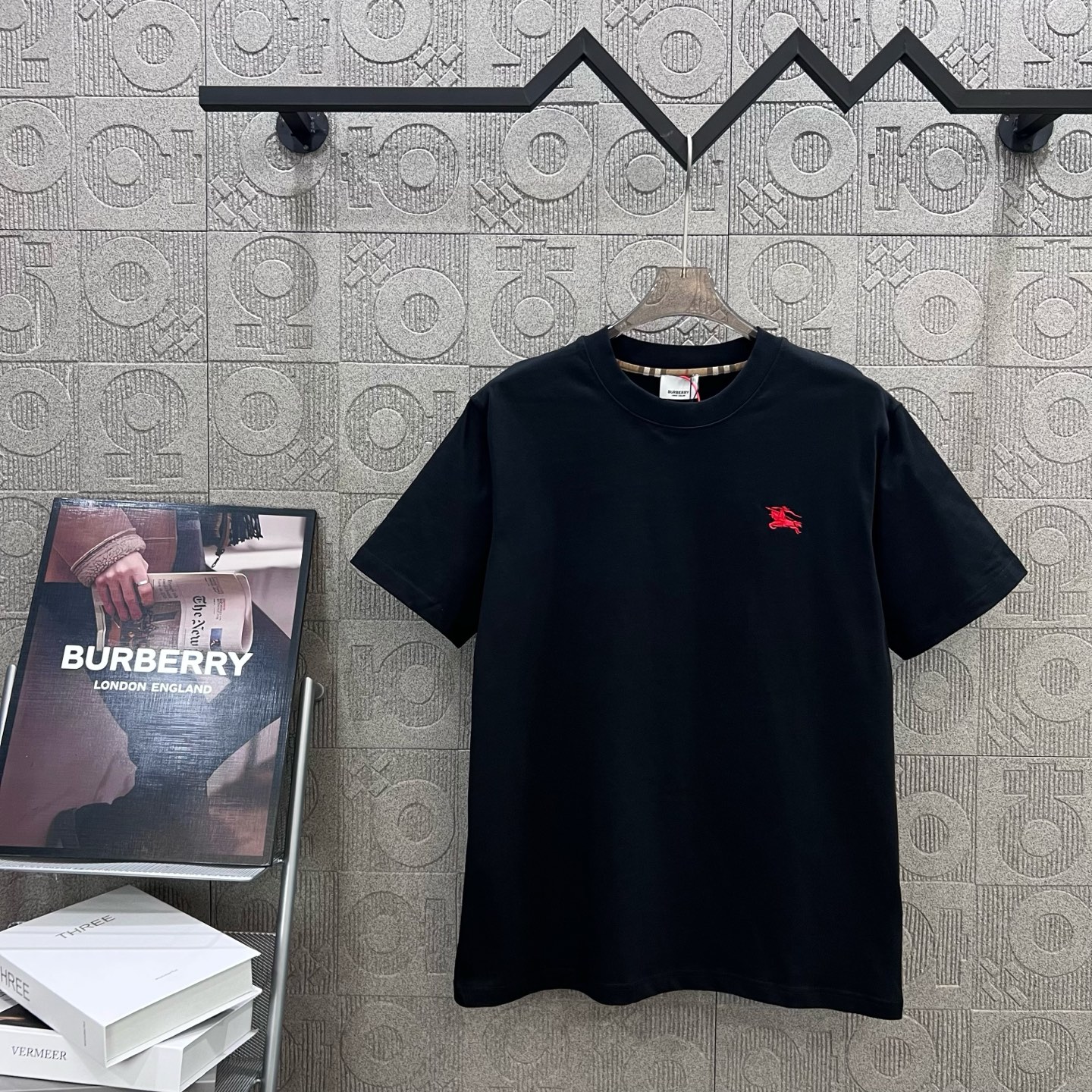    
  BURBERRY 巴宝莉 红色刺绣小战马🪡
Logo标识精致升级，灵感源自八十年代复古
原版