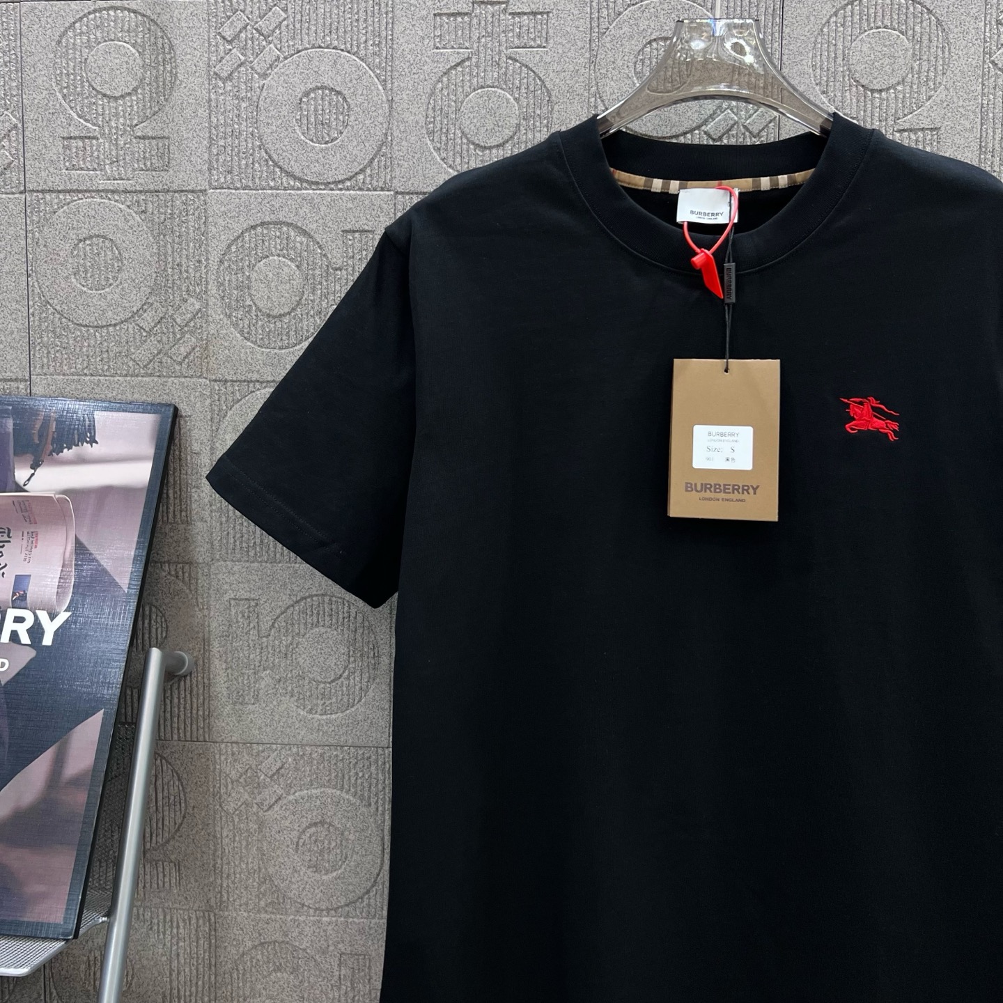    
  BURBERRY 巴宝莉 红色刺绣小战马🪡
Logo标识精致升级，灵感源自八十年代复古
原版