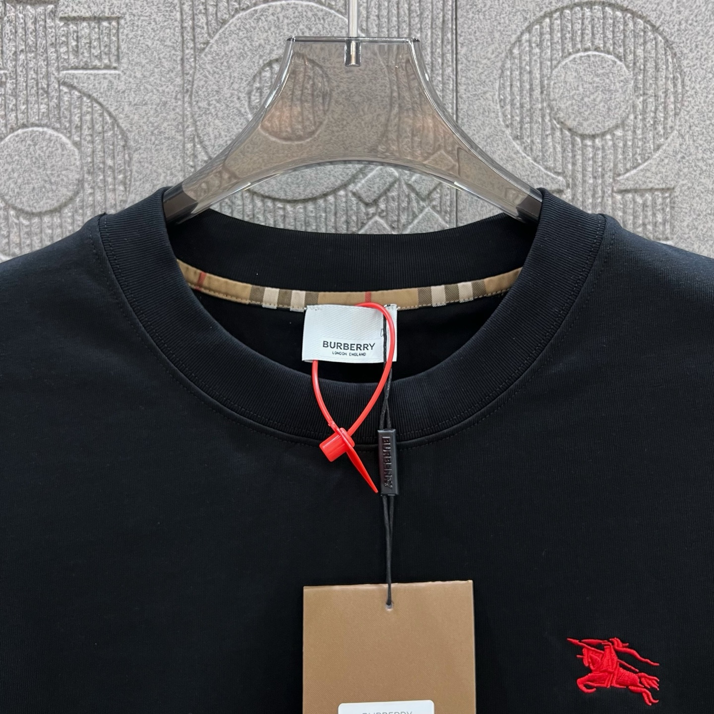    
  BURBERRY 巴宝莉 红色刺绣小战马🪡
Logo标识精致升级，灵感源自八十年代复古
原版