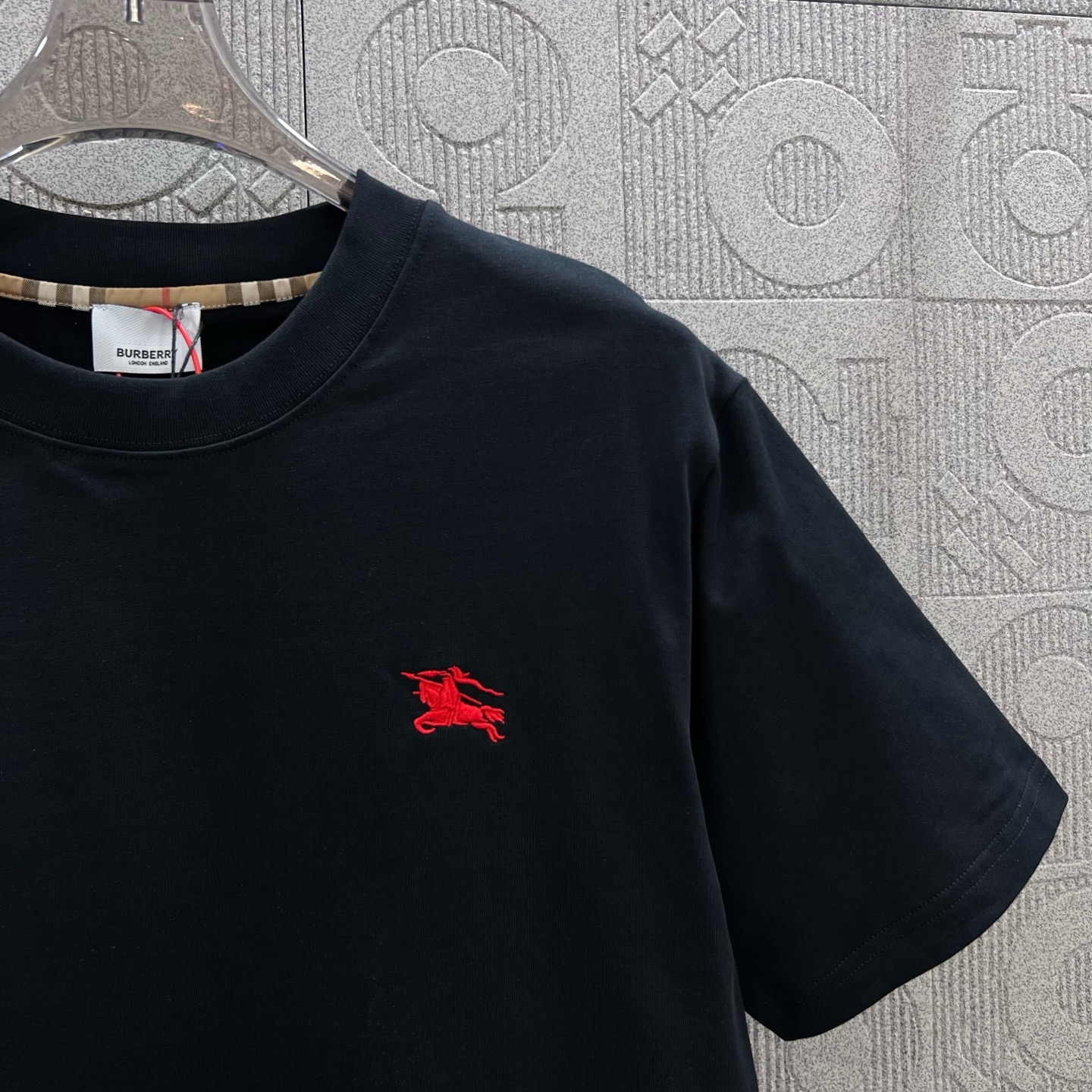    
  BURBERRY 巴宝莉 红色刺绣小战马🪡
Logo标识精致升级，灵感源自八十年代复古
原版