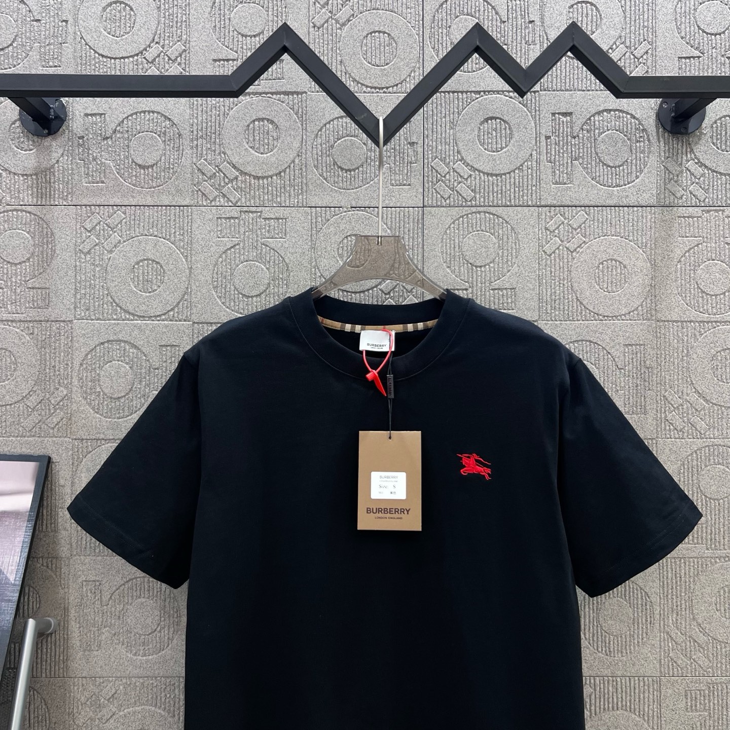    
  BURBERRY 巴宝莉 红色刺绣小战马🪡
Logo标识精致升级，灵感源自八十年代复古
原版