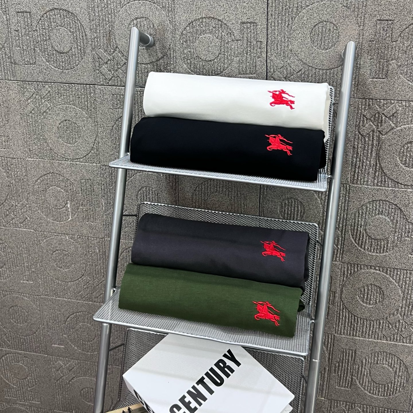   
  BURBERRY 巴宝莉 红色刺绣小战马🪡
Logo标识精致升级，灵感源自八十年代复古
原版