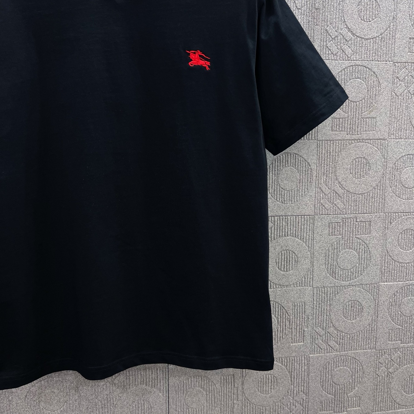    
  BURBERRY 巴宝莉 红色刺绣小战马🪡
Logo标识精致升级，灵感源自八十年代复古
原版