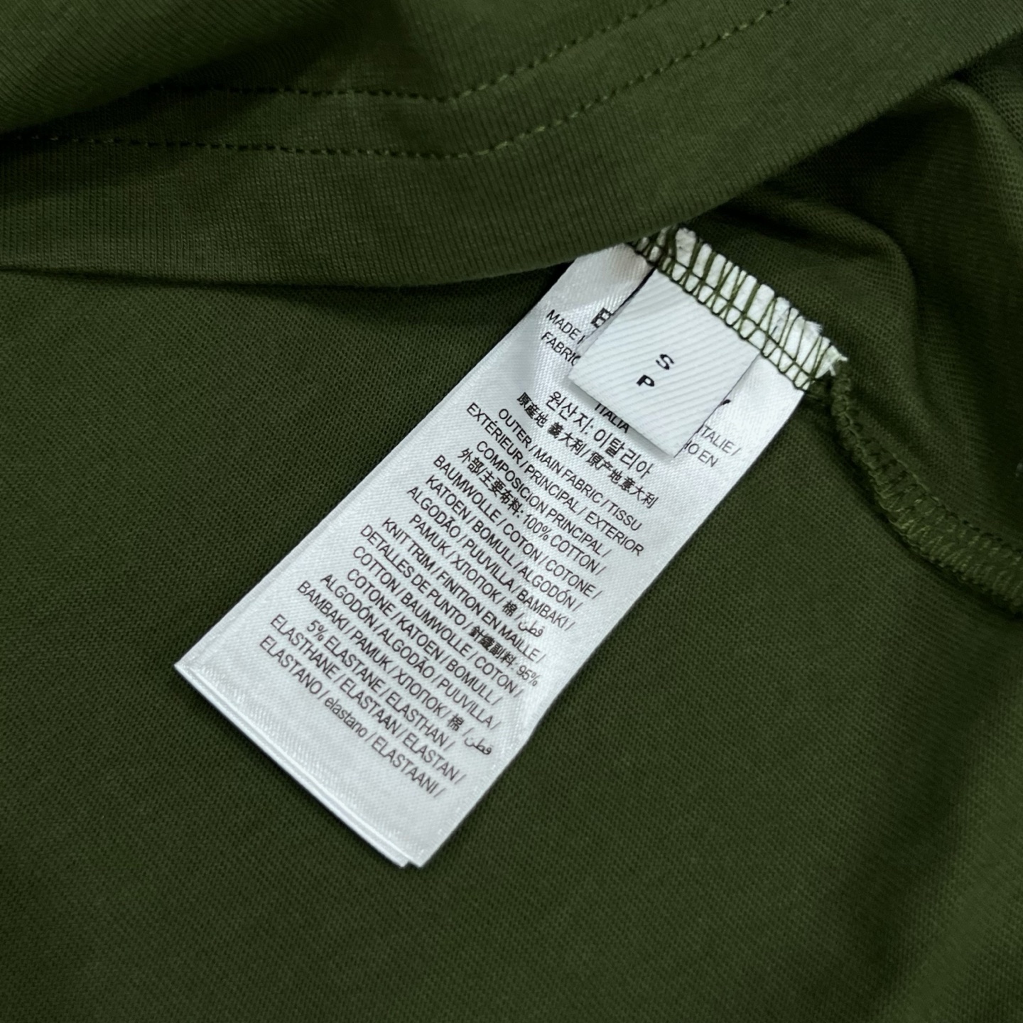    
  BURBERRY 巴宝莉 红色刺绣小战马🪡
Logo标识精致升级，灵感源自八十年代复古
原版
