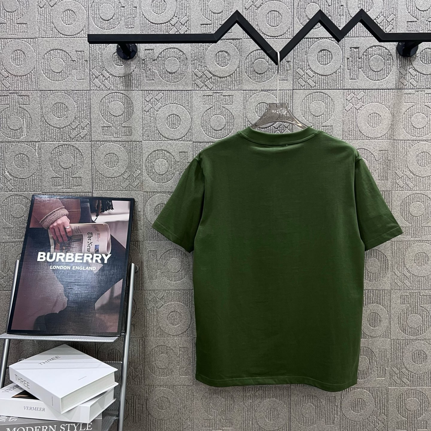    
  BURBERRY 巴宝莉 红色刺绣小战马🪡
Logo标识精致升级，灵感源自八十年代复古
原版