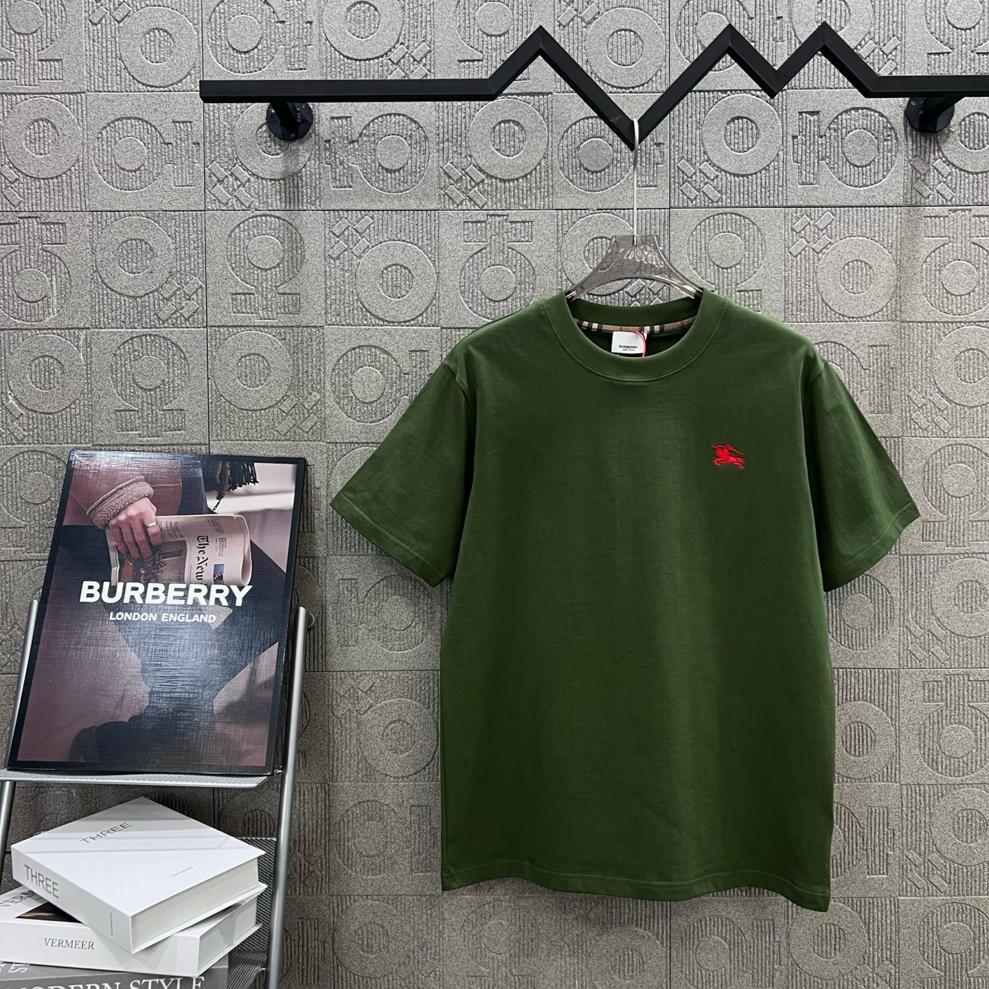    
  BURBERRY 巴宝莉 红色刺绣小战马🪡
Logo标识精致升级，灵感源自八十年代复古
原版