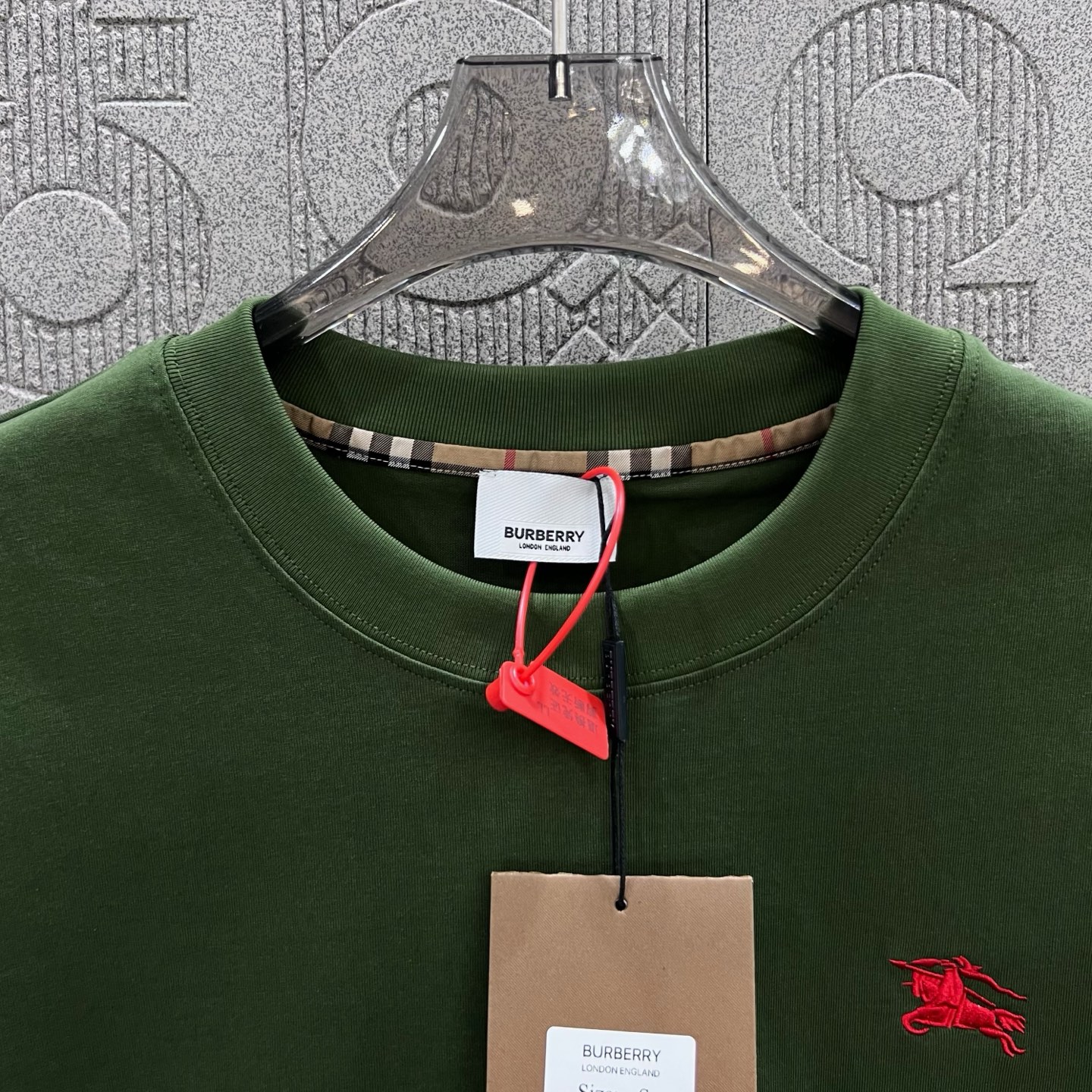    
  BURBERRY 巴宝莉 红色刺绣小战马🪡
Logo标识精致升级，灵感源自八十年代复古
原版