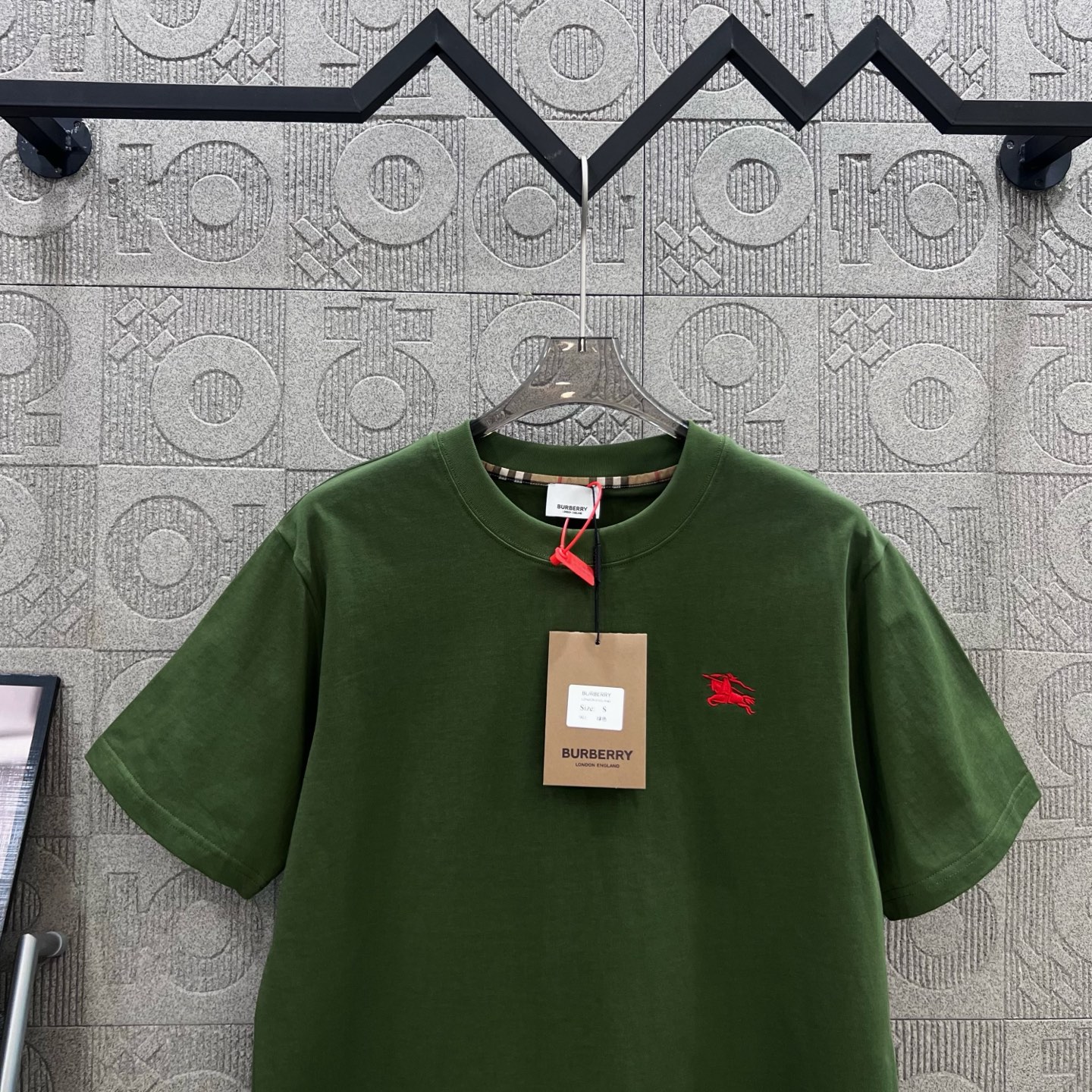    
  BURBERRY 巴宝莉 红色刺绣小战马🪡
Logo标识精致升级，灵感源自八十年代复古
原版