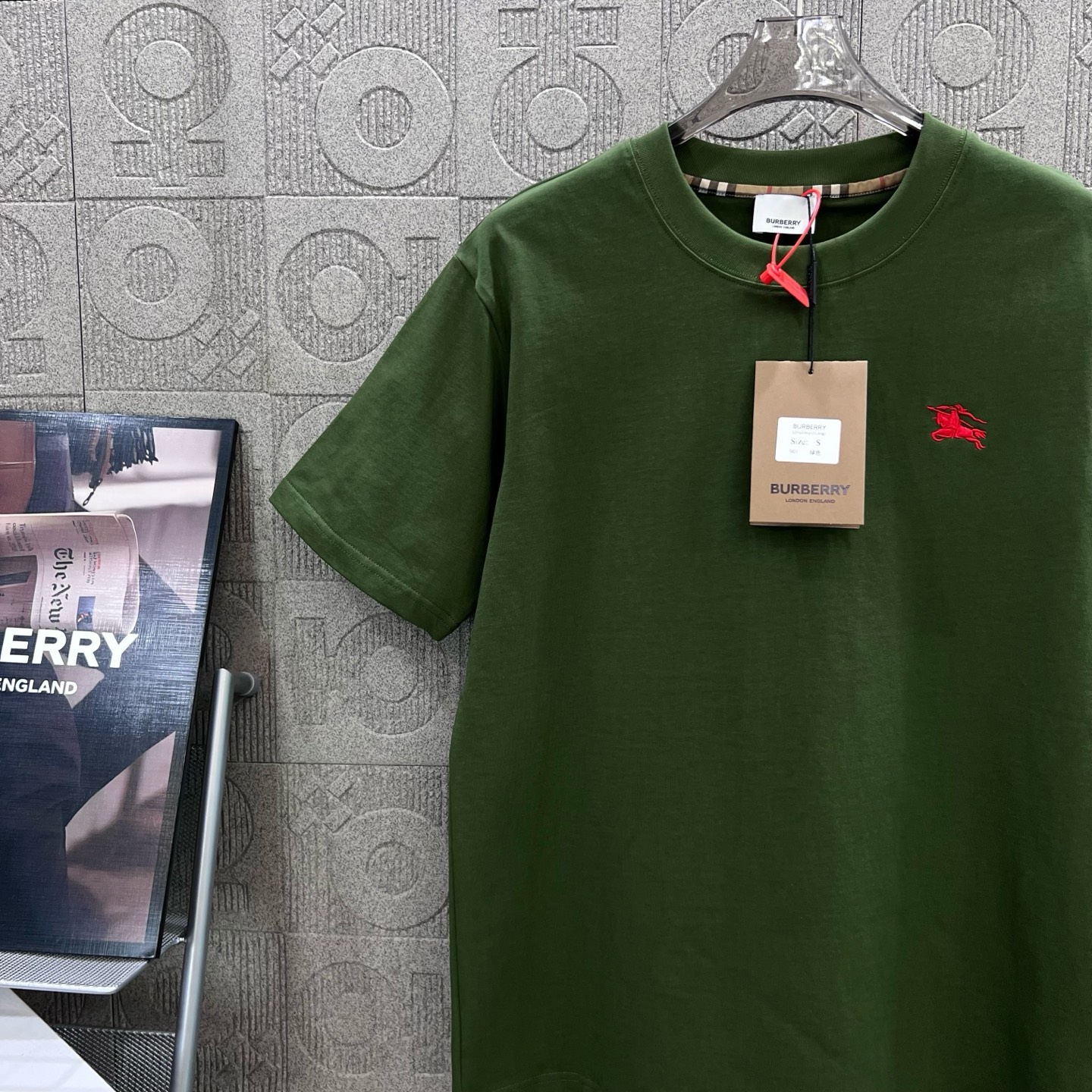    
  BURBERRY 巴宝莉 红色刺绣小战马🪡
Logo标识精致升级，灵感源自八十年代复古
原版