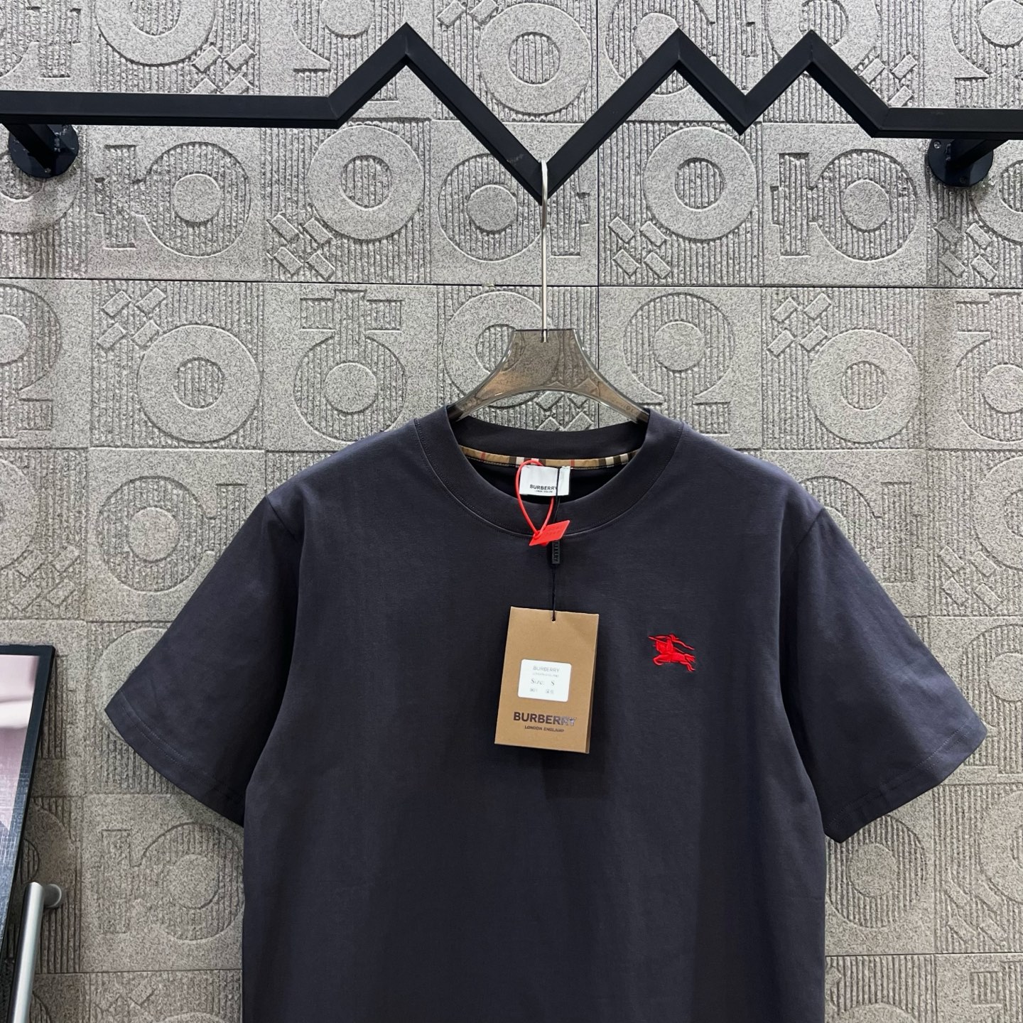     
  BURBERRY 巴宝莉 红色刺绣小战马🪡
Logo标识精致升级，灵感源自八十年代复古
原