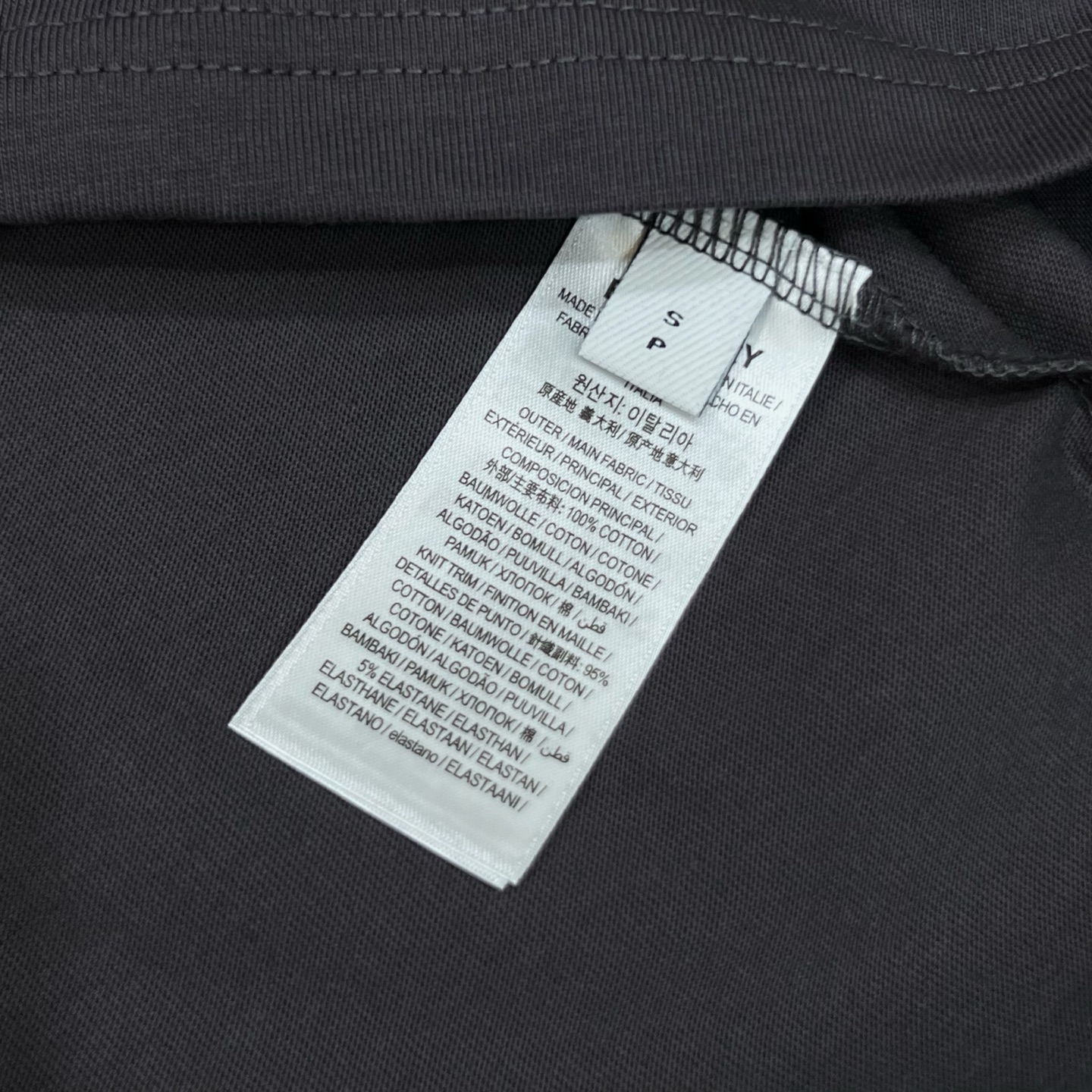     
  BURBERRY 巴宝莉 红色刺绣小战马🪡
Logo标识精致升级，灵感源自八十年代复古
原