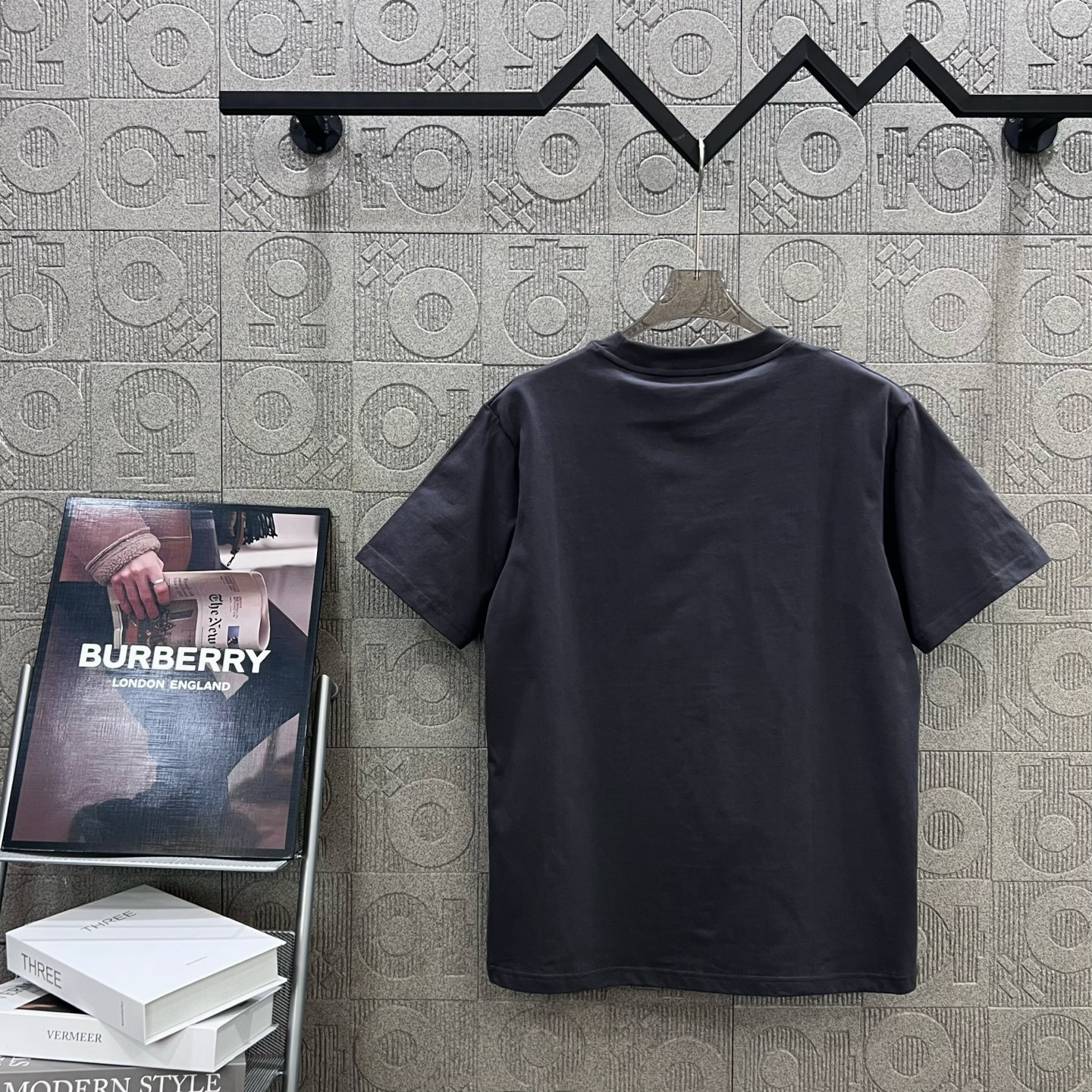     
  BURBERRY 巴宝莉 红色刺绣小战马🪡
Logo标识精致升级，灵感源自八十年代复古
原