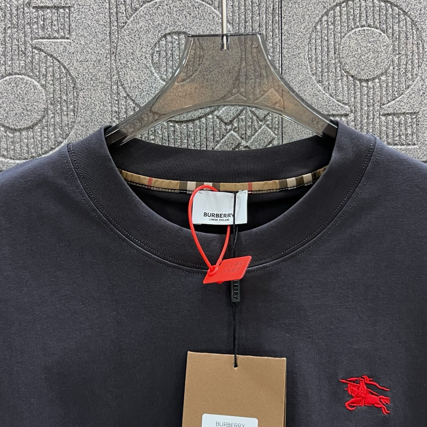    
  BURBERRY 巴宝莉 红色刺绣小战马🪡
Logo标识精致升级，灵感源自八十年代复古
原