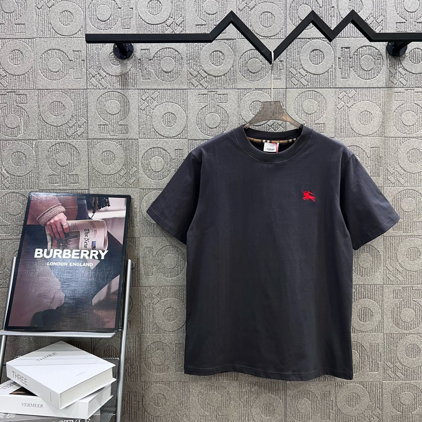     
  BURBERRY 巴宝莉 红色刺绣小战马🪡
Logo标识精致升级，灵感源自八十年代复古
原