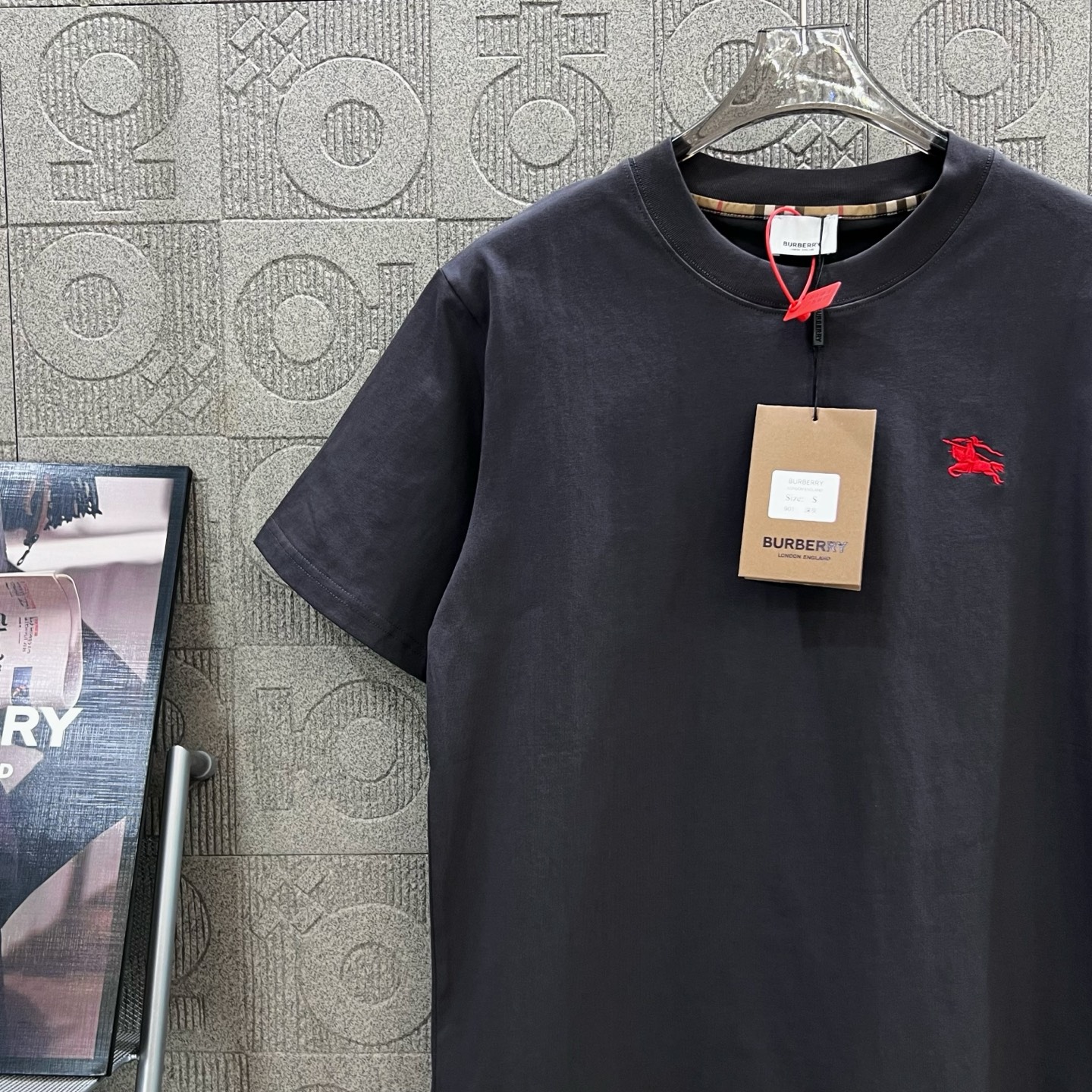     
  BURBERRY 巴宝莉 红色刺绣小战马🪡
Logo标识精致升级，灵感源自八十年代复古
原