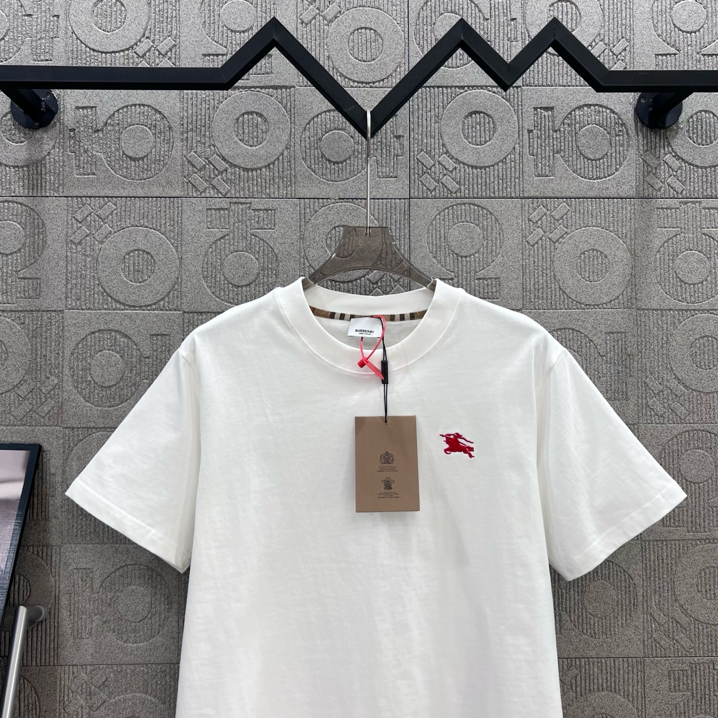    
  BURBERRY 巴宝莉 红色刺绣小战马🪡
Logo标识精致升级，灵感源自八十年代复古
原版