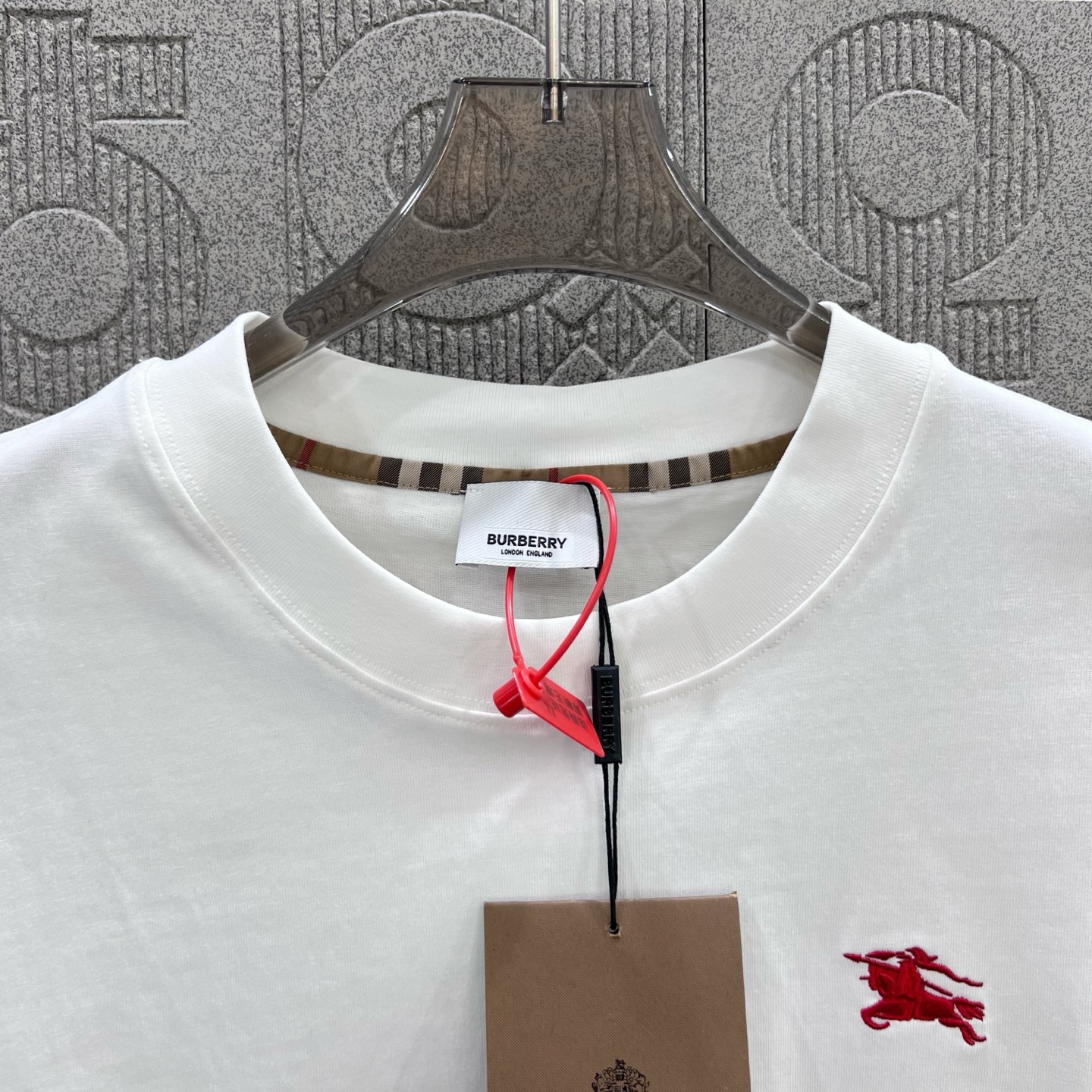    
  BURBERRY 巴宝莉 红色刺绣小战马🪡
Logo标识精致升级，灵感源自八十年代复古
原版