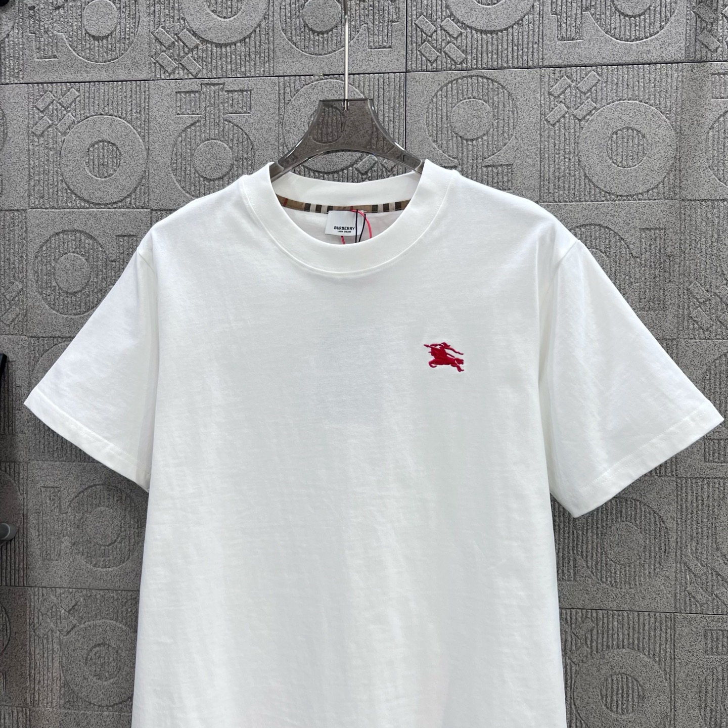    
  BURBERRY 巴宝莉 红色刺绣小战马🪡
Logo标识精致升级，灵感源自八十年代复古
原版