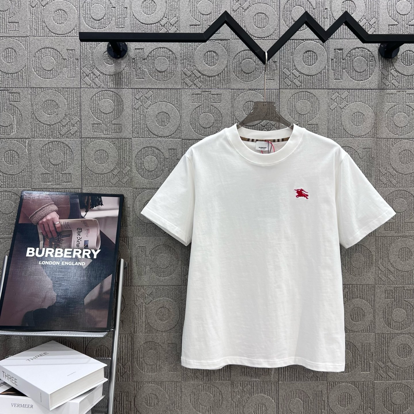    
  BURBERRY 巴宝莉 红色刺绣小战马🪡
Logo标识精致升级，灵感源自八十年代复古
原版