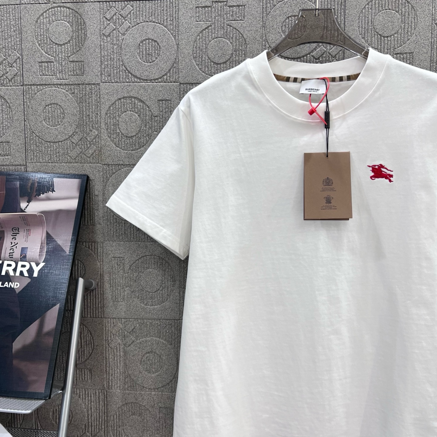    
  BURBERRY 巴宝莉 红色刺绣小战马🪡
Logo标识精致升级，灵感源自八十年代复古
原版