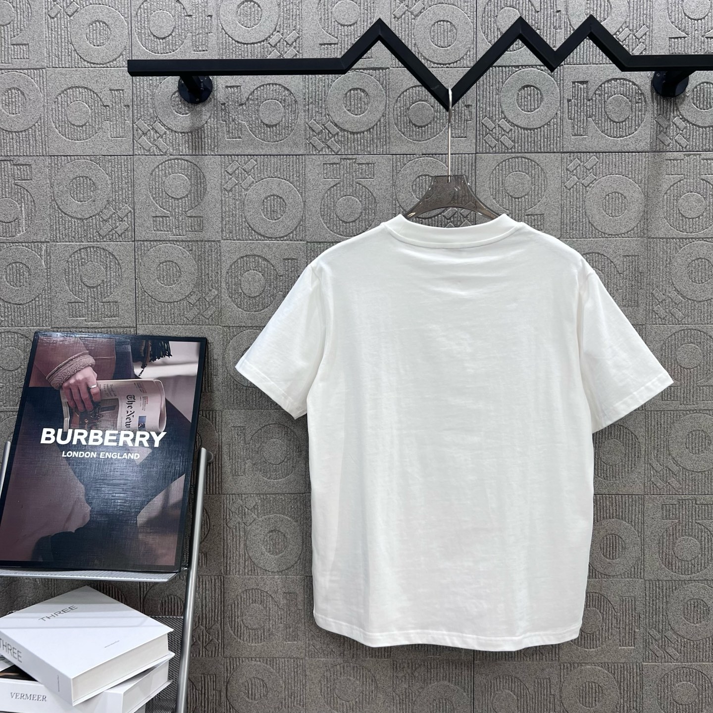    
  BURBERRY 巴宝莉 红色刺绣小战马🪡
Logo标识精致升级，灵感源自八十年代复古
原版