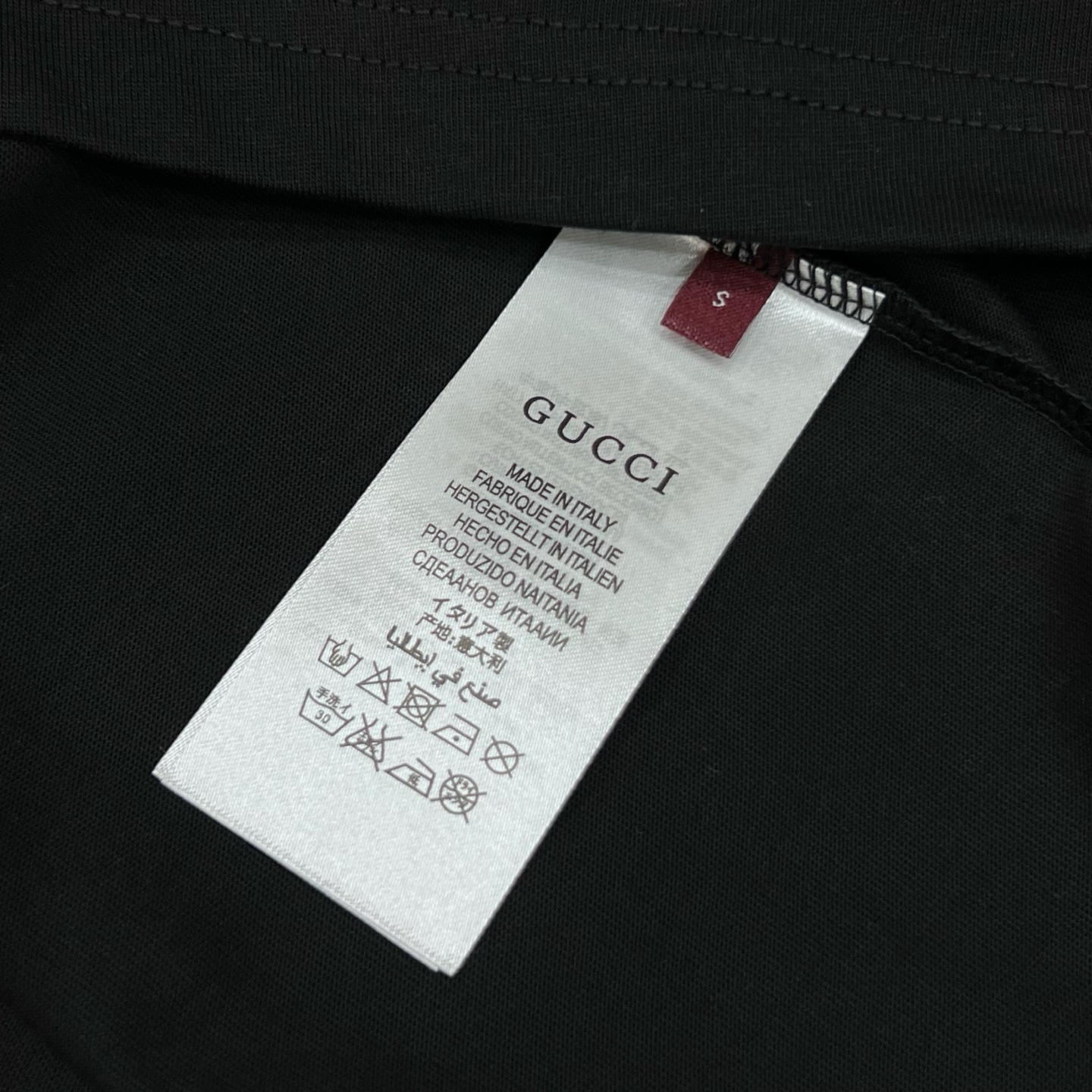  
GUCCI 古驰 红绿配色双G字母印花
Logo标识精致升级，灵感源自八十年代复古
原版面料 官方同