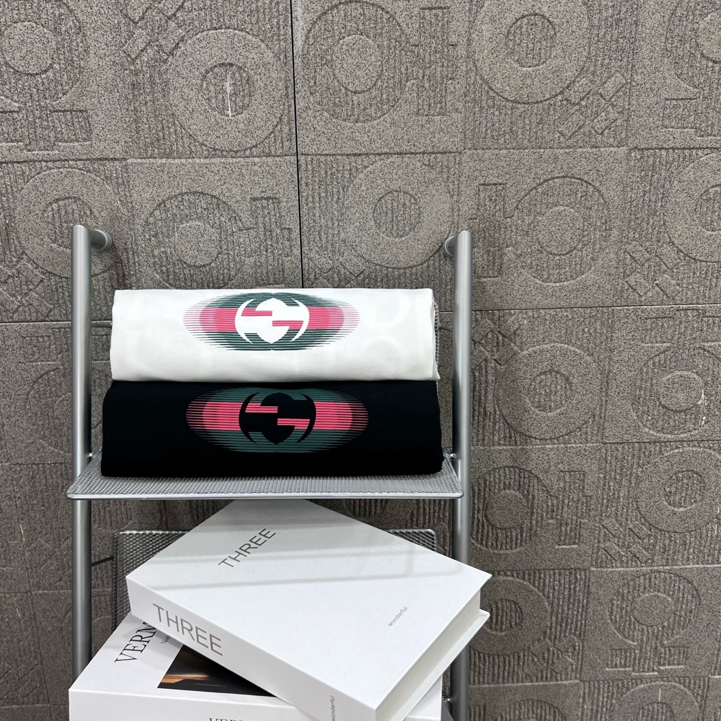  
GUCCI 古驰 红绿配色双G字母印花
Logo标识精致升级，灵感源自八十年代复古
原版面料 官方同