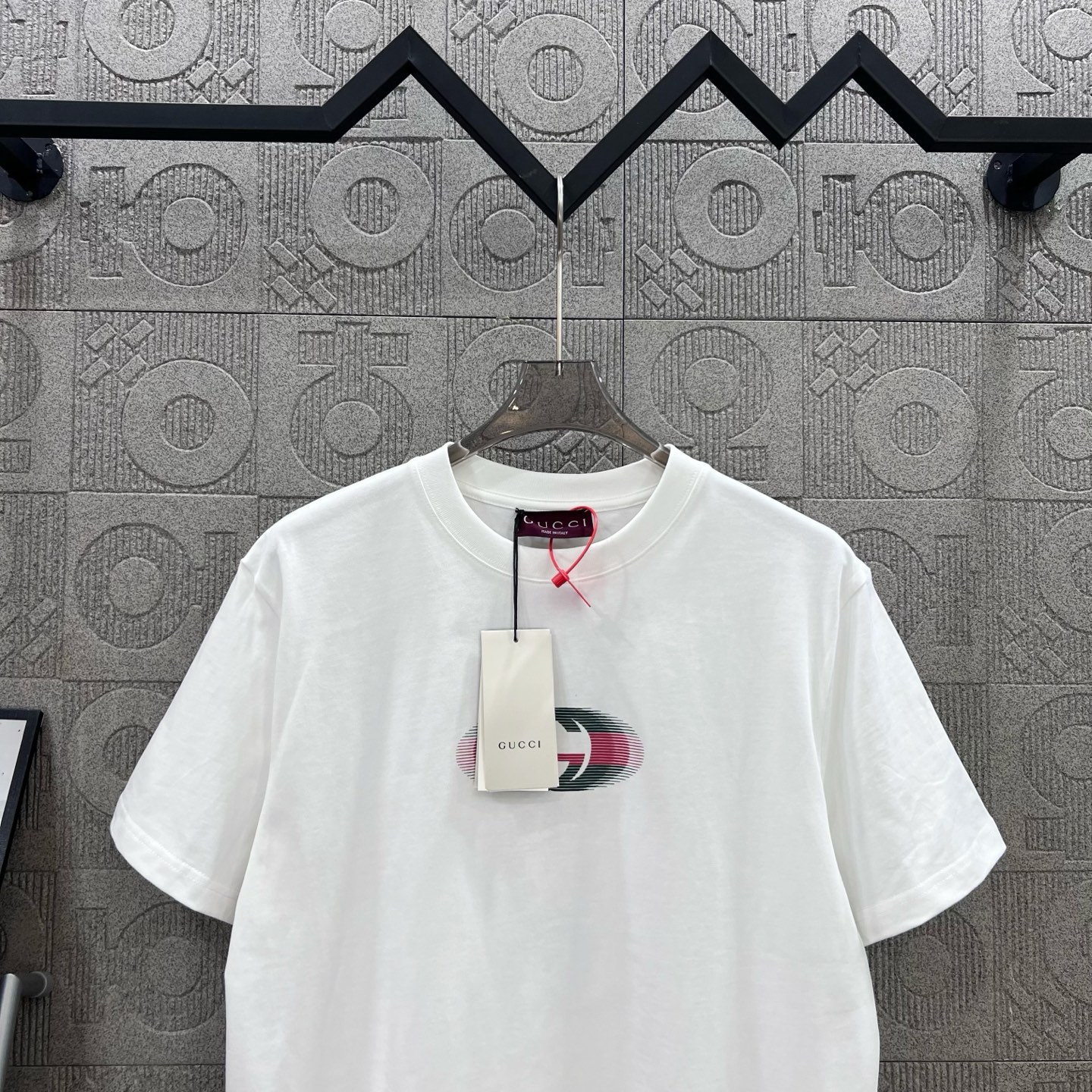  
GUCCI 古驰 红绿配色双G字母印花
Logo标识精致升级，灵感源自八十年代复古
原版面料 官方同