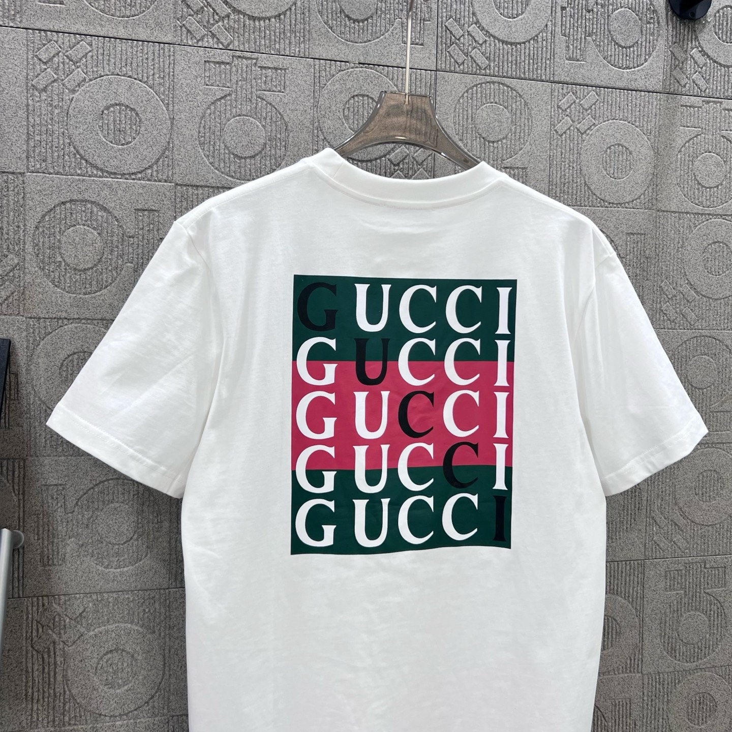  
GUCCI 古驰 红绿配色双G字母印花
Logo标识精致升级，灵感源自八十年代复古
原版面料 官方同